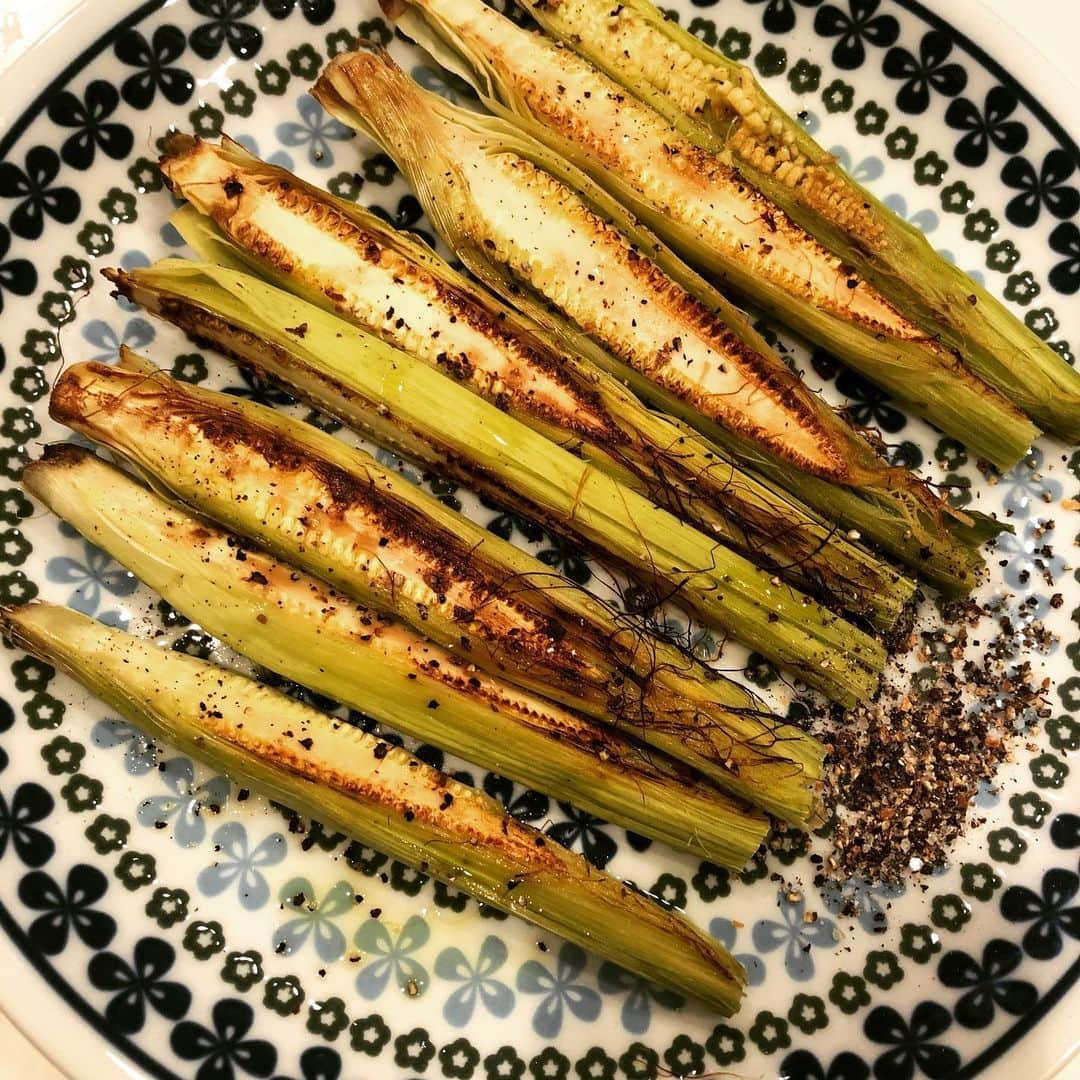 関谷亜矢子さんのインスタグラム写真 - (関谷亜矢子Instagram)「ベジバトン、野菜料理バトンを同期の永井美奈子アナウンサー @nagaiminako.com375 から受け取りました😊  さあ、どうしようと思って、やっぱり、私にはこれしかないと😆  ごめんなさい🙇‍♀️っていうほど、簡単‼️でも今の季節しか食べられない旬の味、皮付きヤングコーンのソテー。  去年遅ればせながら、お店で生まれて初めていただき、その美味しさにビックリ😲  今年はもう、スーパーや八百屋さんで見かけるたびに、買ってしまい、娘には、またー？と言われますが、コーンはもちろん、このヒゲがまた美味しい‼️ 外皮をつけたまま、フライパンに下向きに入れれば蒸し焼きのようになって、ますます香ばしく。  ベーコンやアンチョビを入れるレシピもありますが、私はシンプルに塩、胡椒して、オリーブオイルをかけて。もしくは宮崎が生んだ万能スパイス、マキシマムを振る！このマキシマム、食塩、ごま、醤油、ナツメグ、ローレル、クミンなどが入っていて、お肉でも何でも、美味しくなります。カルディで売っています。  こんなに簡単でいいの？と思いますが😅本当に美味しいので、まだの方は是非お試しくださいませ。  こんな手抜き料理の後は、このお二人にお任せ❣️ 野菜ソムリエであり、自分でも野菜を育てる、正真正銘ベジアナとして活躍の小谷あゆみちゃん @vegeanaayu  いつも美しく丁寧なお料理の投稿でたくさんの人を魅了している元宝塚トップで中高同級生ののんちゃん、稔幸さん @noru_kohminoru  このお二人にバトンを渡します！よろしくお願いします❣️ 【Messege from Vege Baton】実は、お肉を食べるのを減らすことで、気候変動のインパクトをグッと減らせることを知っていた？週に1回ベジるだけで1年間で、CO2を110キロもダイエットできる！CO2を110キロも減らせる*約113m2の森林を守れる！107人分の飲料水を節約できる約60匹の動物の命を守れる！北極・南極での気温上昇を防げる！他にも、アマソゾンやオーストラリアの森林火災、畜産由来の感染症の発生お肉を食べる量を週に一度減らすだけでも、これらの問題解決へのアクションにつながります！＃1日ベジタリアン料理にトライ＃簡単3つのステップ＃ベジ料理を作ってたべてみよう＃食べた料理の写真を撮りハッシュタグ＃ベジる#Dear地球の好きな君へ＃1Dayベジるチャレンジ#Plantfoward」6月8日 19時48分 - ayakosekiya.516