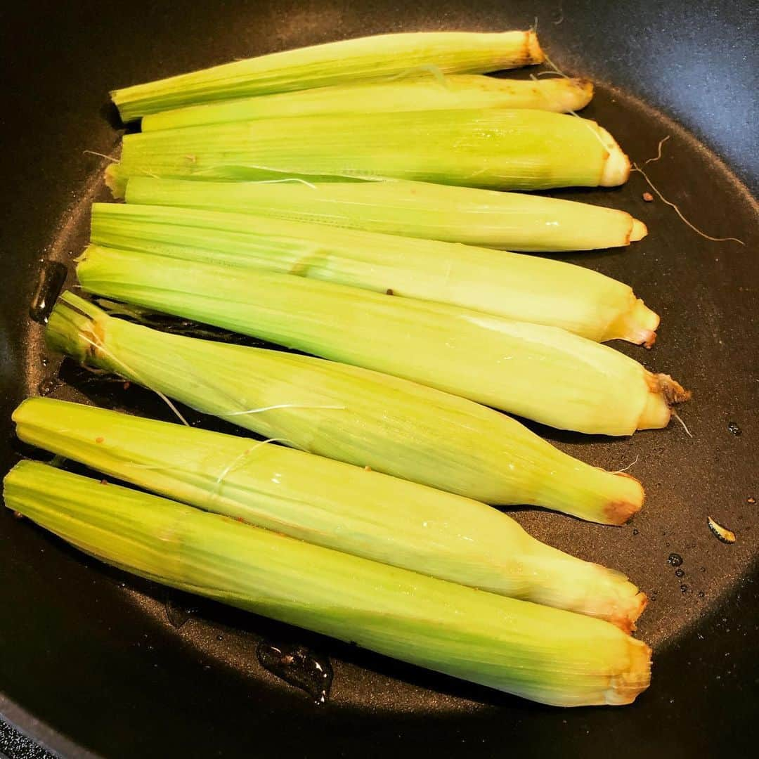 関谷亜矢子さんのインスタグラム写真 - (関谷亜矢子Instagram)「ベジバトン、野菜料理バトンを同期の永井美奈子アナウンサー @nagaiminako.com375 から受け取りました😊  さあ、どうしようと思って、やっぱり、私にはこれしかないと😆  ごめんなさい🙇‍♀️っていうほど、簡単‼️でも今の季節しか食べられない旬の味、皮付きヤングコーンのソテー。  去年遅ればせながら、お店で生まれて初めていただき、その美味しさにビックリ😲  今年はもう、スーパーや八百屋さんで見かけるたびに、買ってしまい、娘には、またー？と言われますが、コーンはもちろん、このヒゲがまた美味しい‼️ 外皮をつけたまま、フライパンに下向きに入れれば蒸し焼きのようになって、ますます香ばしく。  ベーコンやアンチョビを入れるレシピもありますが、私はシンプルに塩、胡椒して、オリーブオイルをかけて。もしくは宮崎が生んだ万能スパイス、マキシマムを振る！このマキシマム、食塩、ごま、醤油、ナツメグ、ローレル、クミンなどが入っていて、お肉でも何でも、美味しくなります。カルディで売っています。  こんなに簡単でいいの？と思いますが😅本当に美味しいので、まだの方は是非お試しくださいませ。  こんな手抜き料理の後は、このお二人にお任せ❣️ 野菜ソムリエであり、自分でも野菜を育てる、正真正銘ベジアナとして活躍の小谷あゆみちゃん @vegeanaayu  いつも美しく丁寧なお料理の投稿でたくさんの人を魅了している元宝塚トップで中高同級生ののんちゃん、稔幸さん @noru_kohminoru  このお二人にバトンを渡します！よろしくお願いします❣️ 【Messege from Vege Baton】実は、お肉を食べるのを減らすことで、気候変動のインパクトをグッと減らせることを知っていた？週に1回ベジるだけで1年間で、CO2を110キロもダイエットできる！CO2を110キロも減らせる*約113m2の森林を守れる！107人分の飲料水を節約できる約60匹の動物の命を守れる！北極・南極での気温上昇を防げる！他にも、アマソゾンやオーストラリアの森林火災、畜産由来の感染症の発生お肉を食べる量を週に一度減らすだけでも、これらの問題解決へのアクションにつながります！＃1日ベジタリアン料理にトライ＃簡単3つのステップ＃ベジ料理を作ってたべてみよう＃食べた料理の写真を撮りハッシュタグ＃ベジる#Dear地球の好きな君へ＃1Dayベジるチャレンジ#Plantfoward」6月8日 19時48分 - ayakosekiya.516