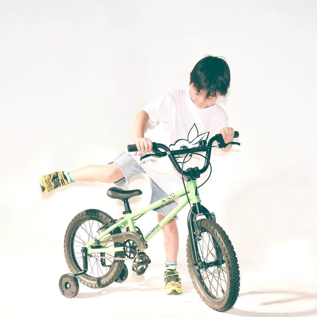 宇野陽介さんのインスタグラム写真 - (宇野陽介Instagram)「キャンプ⛺️して、自転車でサイクリング。最近のトレンドは、自然とエコロジー。2020夏。 #aresbikes #bmx #akid #16inchbmx #キャンプ #夏 #サイクリング #キャンプ #自転車 #kidsbmx #staysafe」6月8日 10時55分 - yorkuno