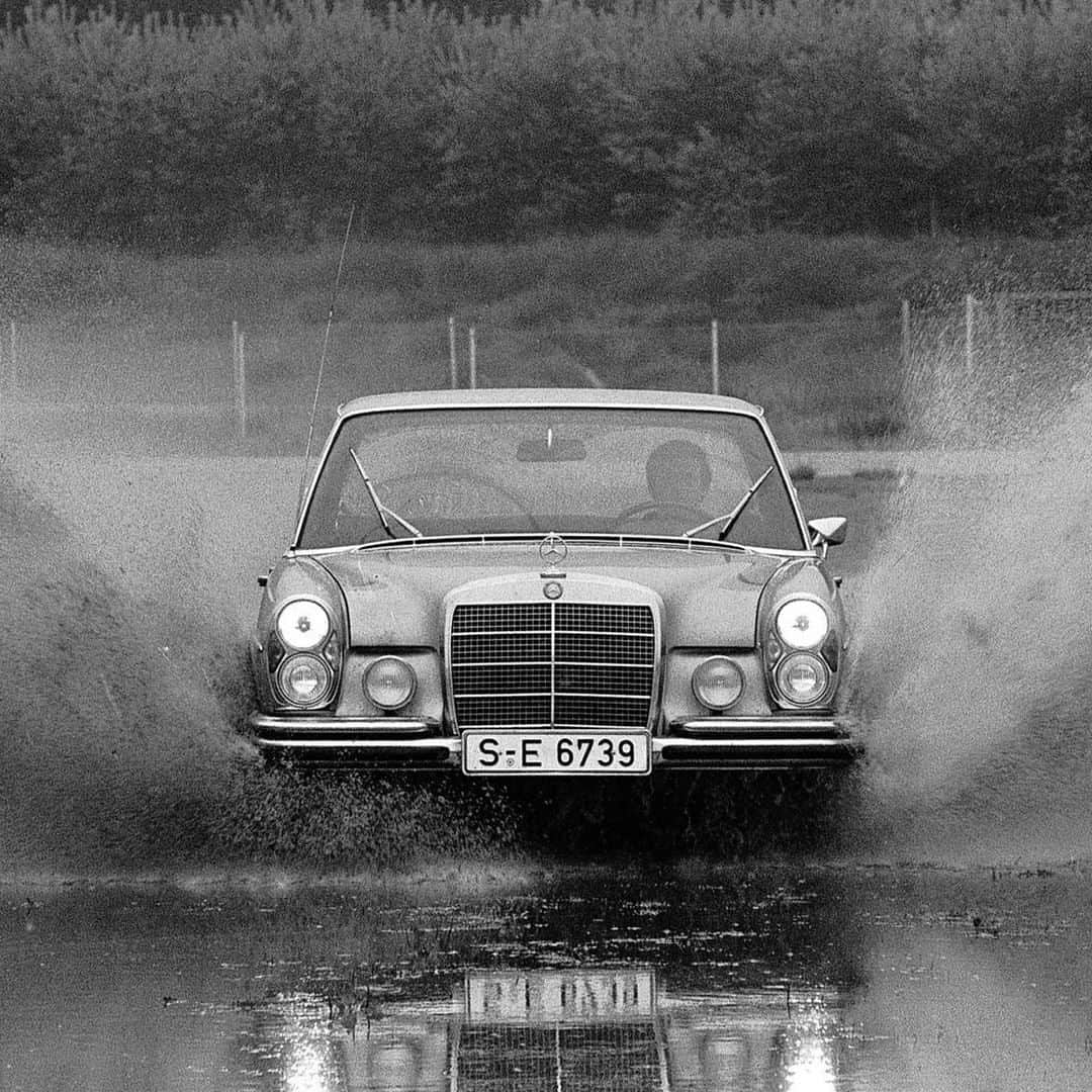 メルセデス・ベンツさんのインスタグラム写真 - (メルセデス・ベンツInstagram)「This is test driving of the 108/109 series on our track in Untertürkheim, Germany.  #MBclassic #W108 #W109 #MercedesBenz #mercedesbenzclassic #ClassicCar #Car #Carsofinstagram #InstaCar #DreamCar #MBCar #Classic #daimler #photography #backinthedays #performance #thebestornothing  via @mercedesbenzmuseum」6月8日 11時00分 - mercedesbenz