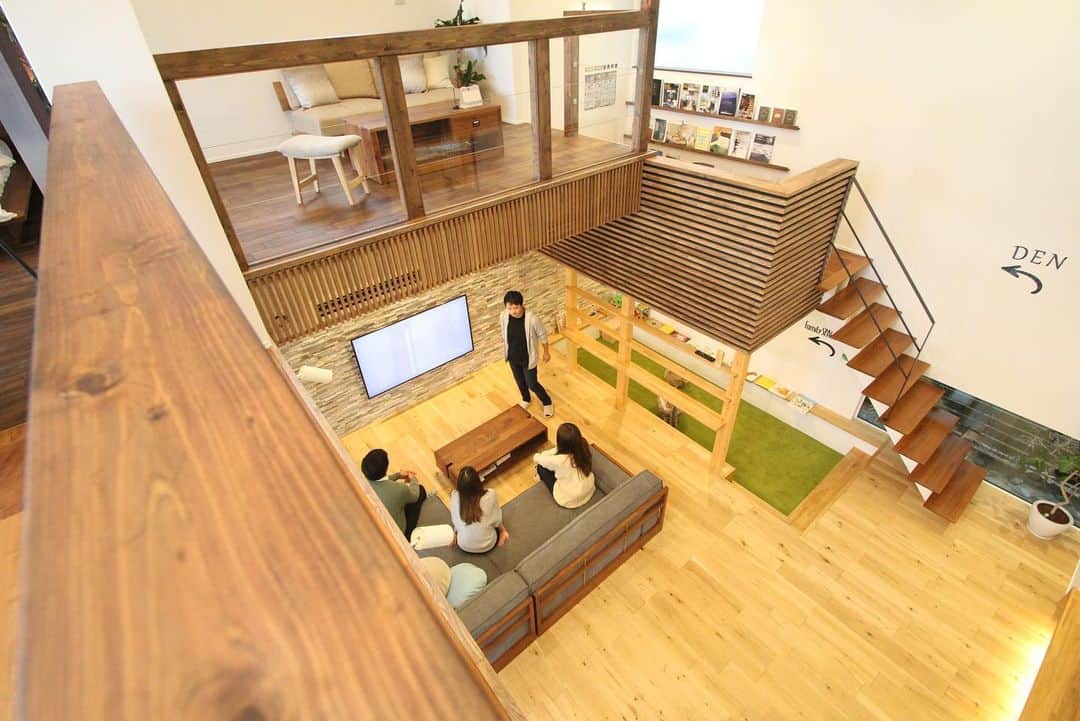 のインスタグラム：「\大人気「吹抜け」/ ﻿ 吹抜けのメリットとは・・・？﻿ ﻿ ☑︎天井が高くなるため広々と開放的に感じる﻿ ☑︎自然光を取り込みやすく室内が明るくなる﻿ ☑︎どこにいても常に家族の気配を感じられる﻿ ☑︎リビング階段と相性が抜群﻿ ﻿ ぜひ参考にしてみて下さい♪﻿ ﻿ こちらのモデルハウス、ご見学可能です(*´∀｀)﻿ お問い合わせはお気軽にどうぞ❤︎﻿ DMでも可能です☺︎ ﻿ 【あなたの家それは世界で一番素敵な場所】﻿ ---------------------﻿ more phots...👉@kyototatemono_﻿ ---------------------﻿ ﻿ 地震に強く、暖かくて住み心地の良い、おしゃれな #マイホーム を建てたい！﻿ 今の住まいを自分の好みに建て替えたい！﻿ そんな方は、ぜひ#京都建物　にご相談下さい ↓プロフィール欄からHPに移動できます。﻿ ---------------------﻿ @kyototatemono_﻿ ---------------------﻿ ﻿ ﻿ ﻿ #京都建物 ﻿ #京都建物株式会社﻿ #注文住宅 ﻿ #自由設計 ﻿ #京都新築﻿ #宇治新築﻿ #京田辺新築 ﻿ #城陽新築﻿ #宇治分譲地﻿ #新築分譲地﻿ #宇治市﻿ #子育て ﻿ #住まい ﻿ #新築 ﻿ #新築一戸建て ﻿ #暮らし ﻿ #ナチュラル ﻿ #工務店 ﻿ #マイホーム計画﻿ #家づくり ﻿ #インテリア ﻿ #インテリア好き ﻿ #おしゃれな家 ﻿ #京都分譲地 ﻿ #住宅 ﻿ #モデルハウス﻿ #吹抜け﻿ #大人気」