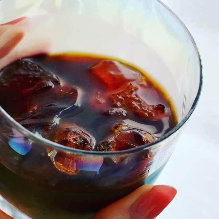 三浦加納子のインスタグラム：「水出しアイスコーヒーというものを作ってみた！  ほのかに甘く、まろやかな苦さがなんとも美味しくてびっくり！ 豆本来の味が…って聞いたけどこれなのかー😳  作り方は麦茶みたいでした。 コーヒー豆(なるべく細挽き)35gをフィルターバッグに入れて、350ccのお水の中に入れます。(2杯分👯) 冷蔵庫で8時間置いたらたら出来上がり！ 寝る前に作って朝出来てるのが嬉しい✨  まずはブラックで😘  #coffeetime #icedcoffee #coldbrew #duchcoffee」