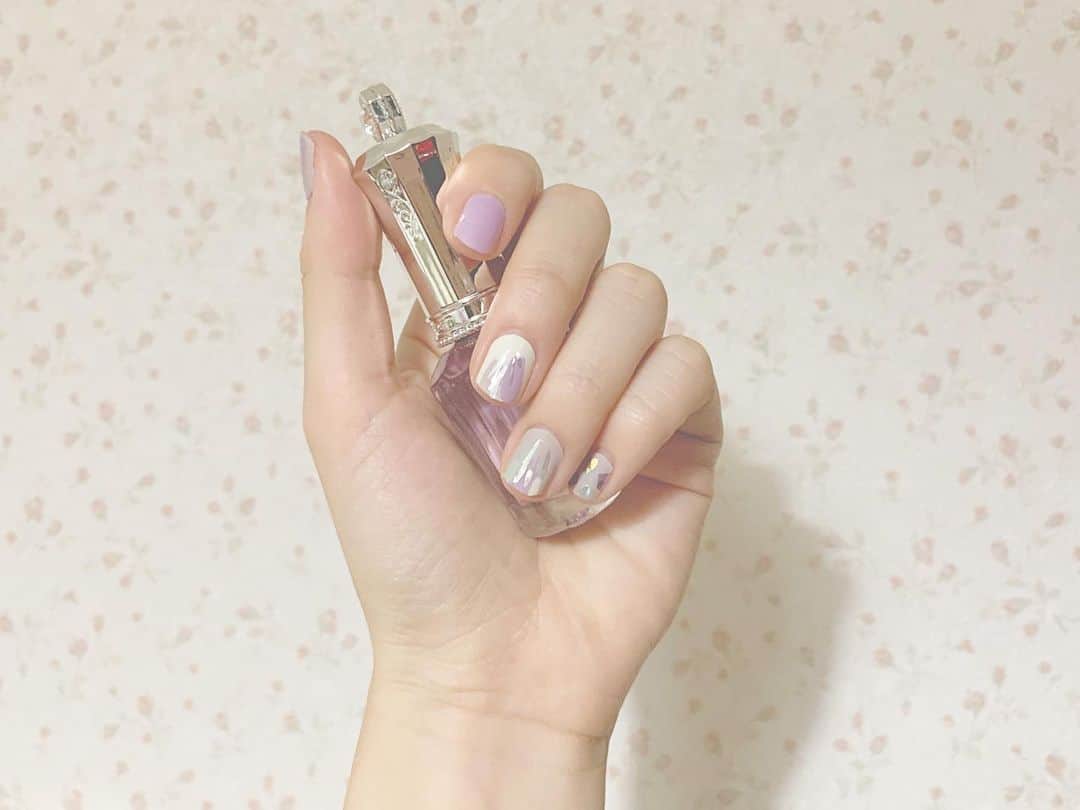 八木沙季のインスタグラム：「💅💅 . newネイル♡ 今回はセリアのネイルシール！ デザインめっちゃ可愛い💓💓 でもシールが結構しっかりしてる分 剥がれやすそうでちょっと不安🥺 まあ100円だしいいか😛って思えるのもいいとこ☺️ .」