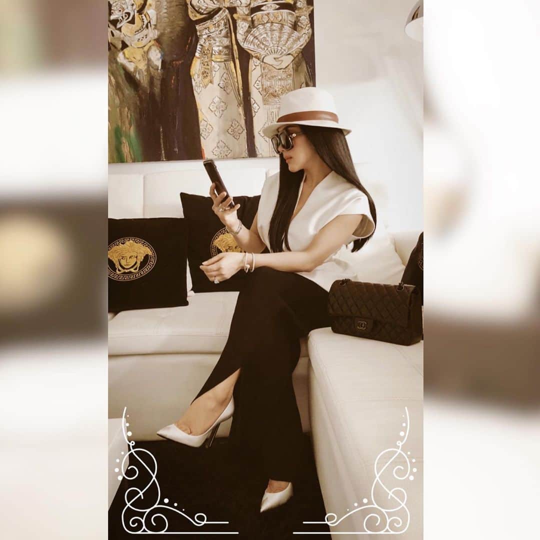 Syahriniさんのインスタグラム写真 - (SyahriniInstagram)「• Just Taking A Moment To Give Thanks For What I Have And Realizing How Blessed I Am, Have A Great Day Everyone !  _______________ 𝓢𝓨𝓡_______________  #PrincesSyahrini #WhenInLA」6月8日 11時12分 - princessyahrini