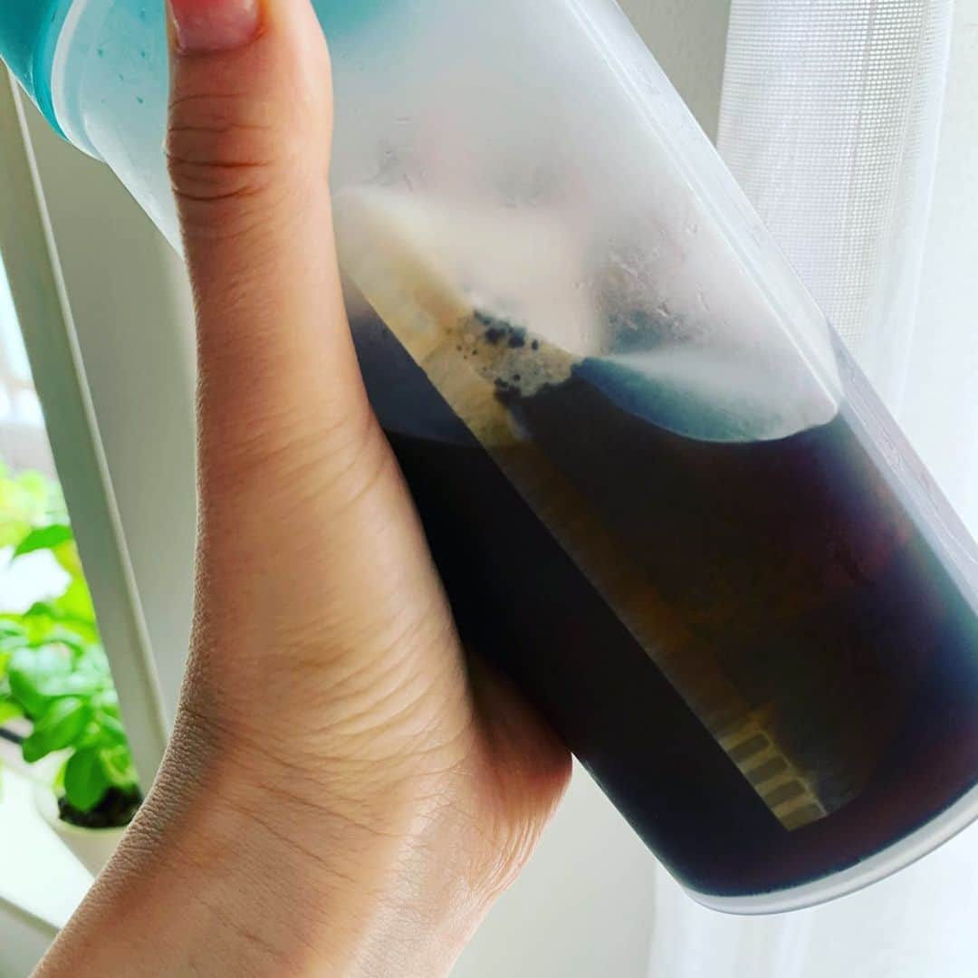 三浦加納子さんのインスタグラム写真 - (三浦加納子Instagram)「水出しアイスコーヒーというものを作ってみた！  ほのかに甘く、まろやかな苦さがなんとも美味しくてびっくり！ 豆本来の味が…って聞いたけどこれなのかー😳  作り方は麦茶みたいでした。 コーヒー豆(なるべく細挽き)35gをフィルターバッグに入れて、350ccのお水の中に入れます。(2杯分👯) 冷蔵庫で8時間置いたらたら出来上がり！ 寝る前に作って朝出来てるのが嬉しい✨  まずはブラックで😘  #coffeetime #icedcoffee #coldbrew #duchcoffee」6月8日 11時12分 - kanakomiura
