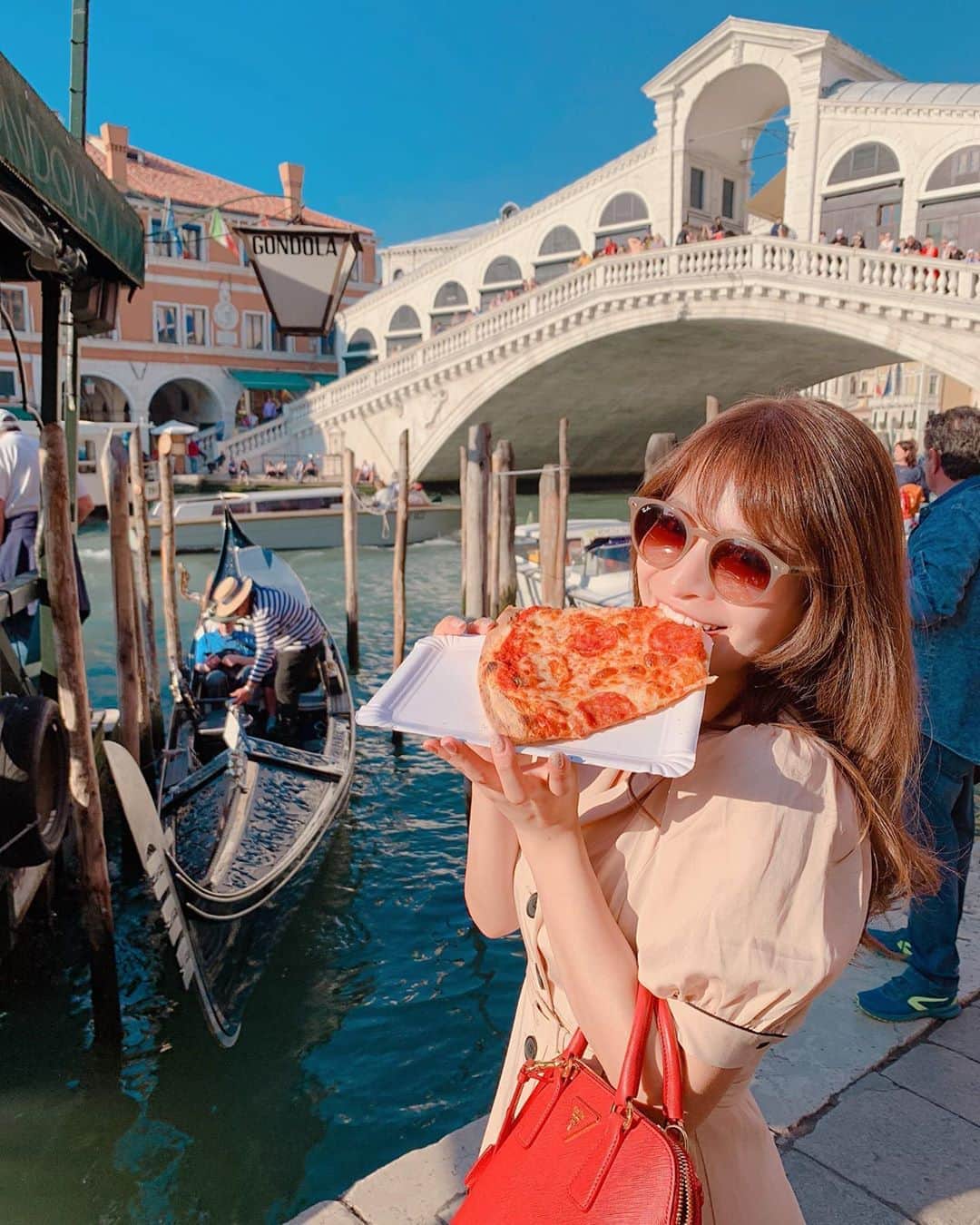 春菜めぐみさんのインスタグラム写真 - (春菜めぐみInstagram)「#trowback🌈✨ 食べてる時が何より幸せ...🤤🍕 ． ． はやく旅行行きたいなぁ〜〜✈︎😆❤️ ． ． #italy #venezia #instatravel #trip #🐷」6月8日 11時13分 - me_haruna.02