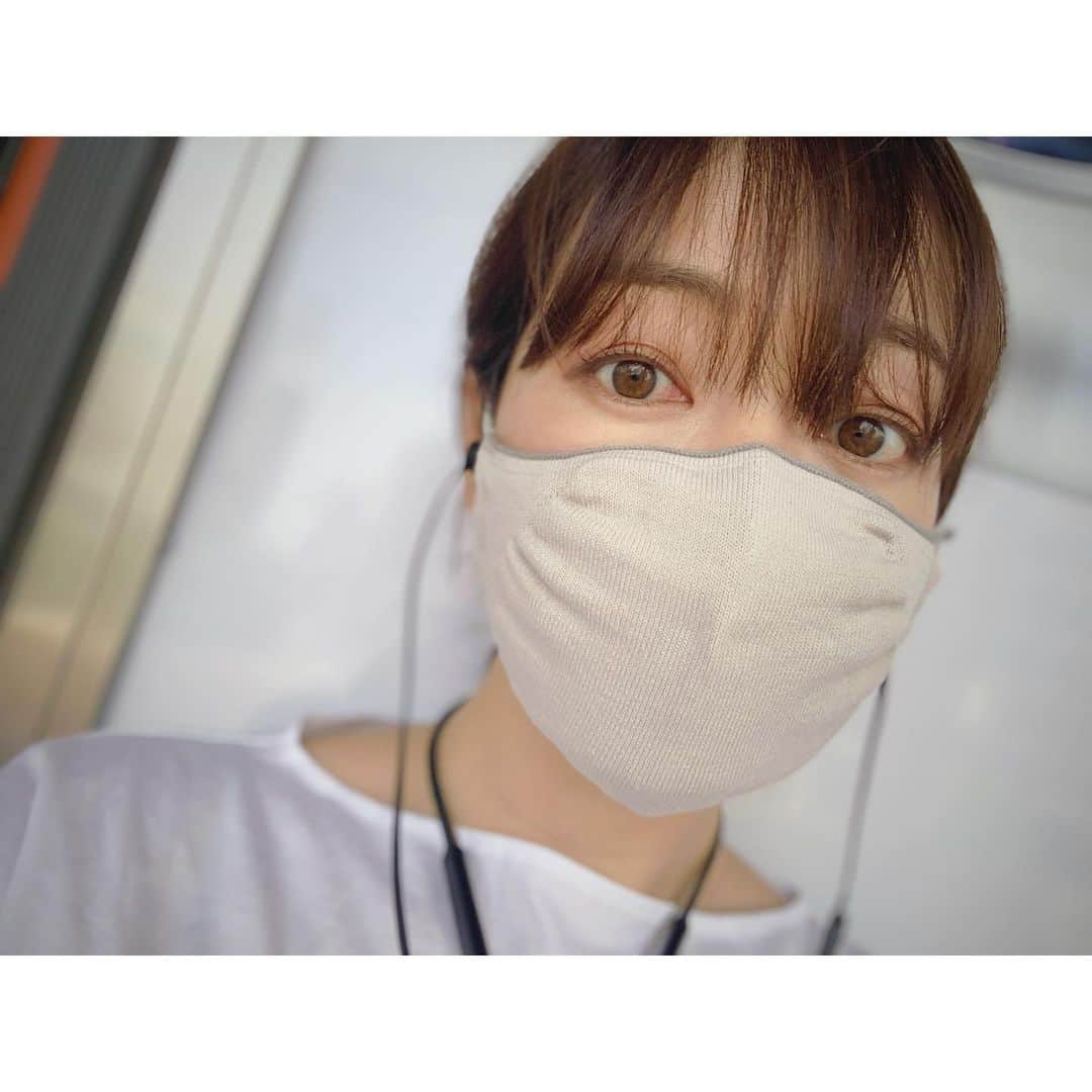 上野なつひのインスタグラム：「あっという間の夏よね。 今年は猛暑って聞いたからちょっと怖いな…マスクしてたらどうなるのかしら😀」