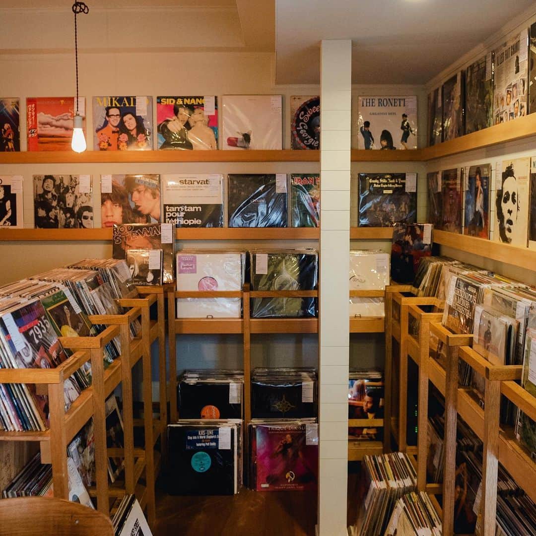 のインスタグラム：「Need some update to your vinyl collection? Hachi Record Shop and Bar is the place to be! @hachi_kyoto  ショップも併設。最高の音質でレコードが楽しめるミュージックバー  #herenowcity #herenowkyoto #travelholic #traveladdict #igtravel #livefolk #instapassport #optoutside #recordshop #vinyl#vinyloftheday#recordcollection#vinylcollection#vinylporn#instavinyl#vinylcollector#vinyladdict#vinyllover#blackvinyl #kyoto #instajapan #japantour #explorejapan #京都 #京都観光 #京都旅行 #교토 #교토여행 #일본여행 #日本旅遊」