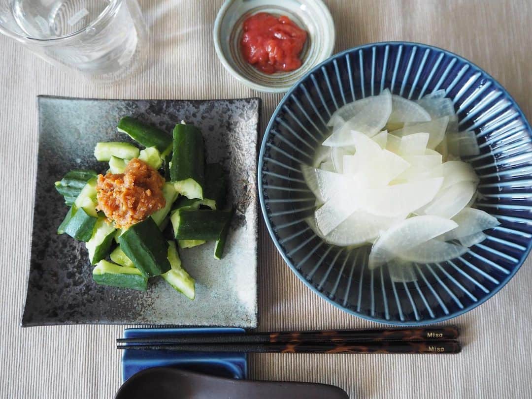 山名未紗のインスタグラム：「#ファスティング 5日間終了。  朝は酵素を飲んで 昼食に#回復食  #スッキリ大根 にしました！  #塩漬け梅干し #きゅうり#味噌  全て無添加のもの。  ゆっくり頂きます。  お腹が空くこともなく 穏やかに過ごした5日間でした。  スッキリ大根の効果は！？ またLIVEとブログで。 また、来月も#ファスティング しよう。 #梅流し　#梅流し大根」
