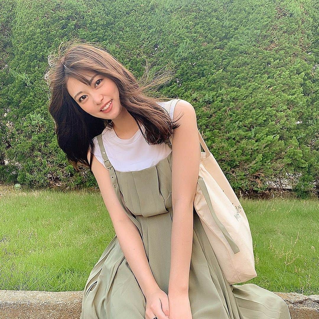 前田亜美のインスタグラム：「. . 散歩してる人増えたよね𓂃𓈒𓏸. . 日頃からオシャレしてたいって思うから意識してます🌱. . これおNEWの服 @chiik.official のだよ👗 ではではお仕事行ってきます¨̮」