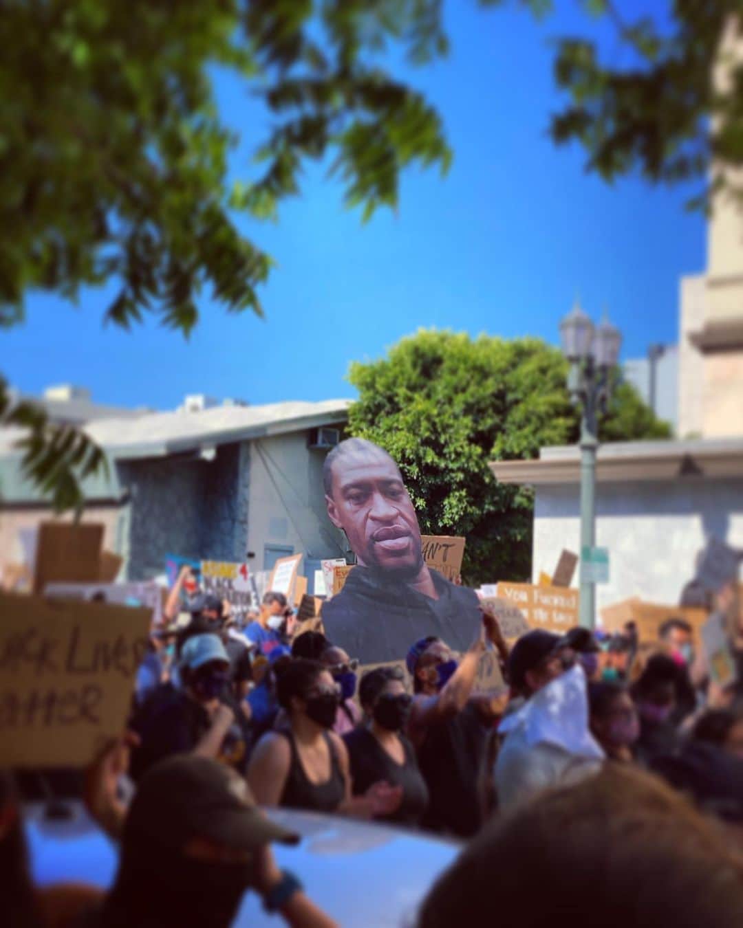 ザカリー・クイントのインスタグラム：「marching in the streets of hollywood today i saw this photo of george floyd being carried high above the rest of the people and signs. it felt like he was looking right at me... right through me really. fixing his gaze on all the places within me where i have fallen short. stayed silent. taken care of myself first. thoughtlessly perpetuated generations of ingrained white privilege to the detriment of my brothers and sisters of color. and it immediately restrengthened my resolve to support this movement in any and every meaningful way i can. not only today among the throngs. but in the weeks and months and years ahead. to learn and grow and do the work and show up in solidarity... lasting solidarity. i felt his presence among us today. his spirit moving all of us down hollywood boulevard. and i felt sure in this moment that we will not let his death be in vain.  #blacklivesmatter  #defundthepolice  #sayhisname  #justiceforgeorgefloyd」