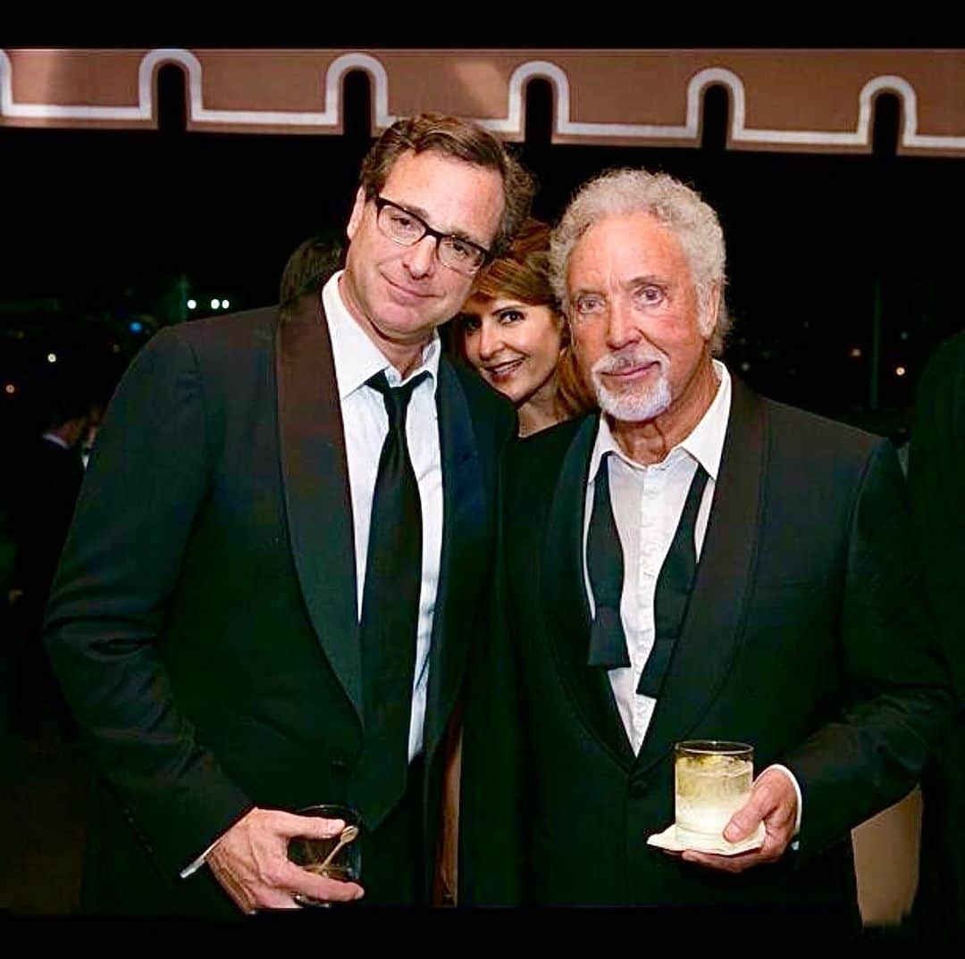 ボブ・サゲットのインスタグラム：「Happy 80th Birthday @RealSirTomJones !! (With the lovely photo bomb by @NiaVardalos )」