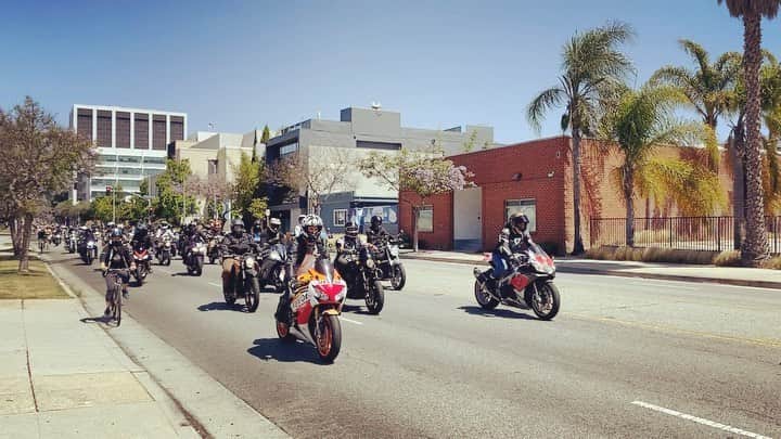 パトリック・J・アダムスのインスタグラム：「Beautiful ride with just a few close friends this morning in support of #blacklivesmatter. It was peaceful and powerful and was grateful to be a part of it.」