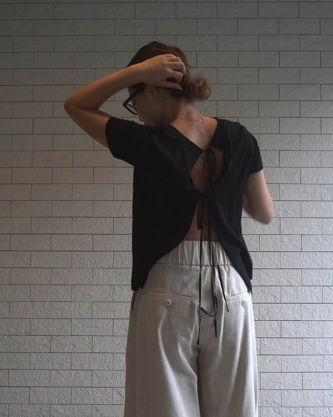 JUNNAのインスタグラム：「@etretokyo HPにて 6月11日19時発売の新作一覧が公開となりました  是非ご覧下さい。 今週はこのバックに細いリボンがついた テロンテロンのTシャツが私の推し💪  リボンデザインだけど華奢リボンで辛口 ・ MEMBERS SALE -開催期間- 6/8(月) 0:00 -6/14(日) 23:59  上記期間中に新規会員登録頂いたお客様へ ONLINE STOREでご利用可能な1000ポイントプレゼント！！ さらに、6/14(日) 23:59までに会員登録頂いたお客様 MEMBERS SALEへご招待いたします。 ・ 【新作発売スケジュール】 📌ETRÉ TOKYO  毎週木曜日19:00 📌ZOZOTOWN  毎週金曜12:00 📌ELLESHOP  毎週土曜8:30  #etretokyo#2020etre_ss#夏服#コーディネート」