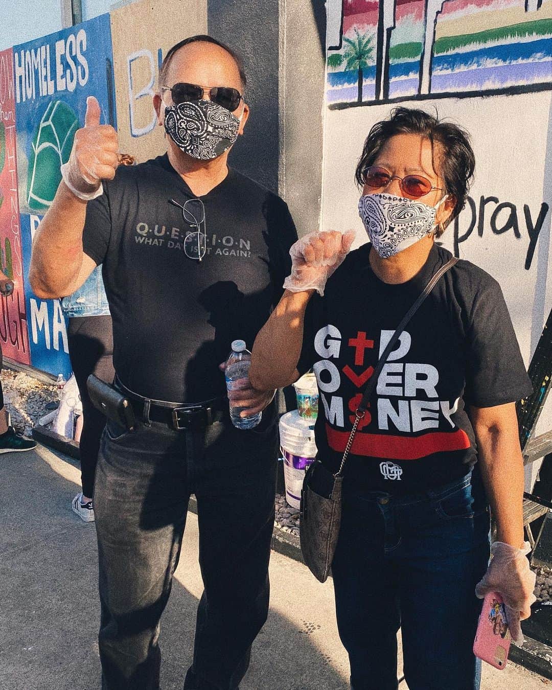 リアン Vのインスタグラム：「MamaV & PapaV helped me and my friends hand out free pizza at the peaceful protest today! ❤️🍕 #BLM」