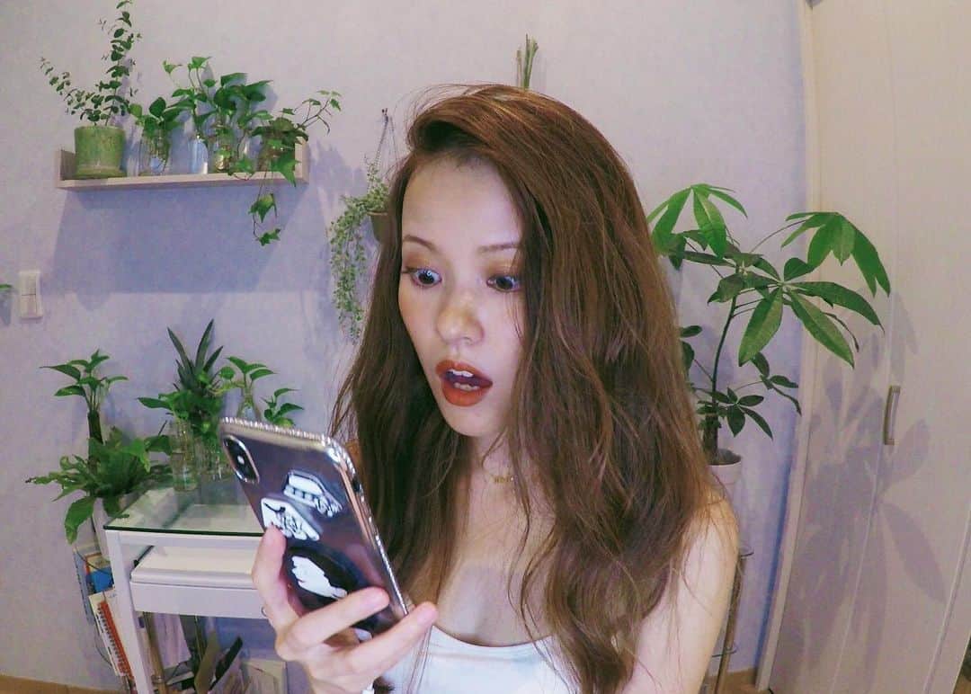 MiracleVellMagicのインスタグラム：「😲❣️ ２ヶ月ぶりのYouTubeビデオを昨日アップしましてね！どうかな、楽しんでもらえるかなってなんだかちょっとドキドキしながら投稿ボタンを押したよ。そしたらすぐにDMやYouTubeのコメント欄で素敵な言葉がたくさん届いて、幸せいっぱいなベル氏です。🥴 . これからのこと考えると、胸がときめくよ。 ２ヶ月お休みしていろんなものインプットして、再出発の準備が整った今。『好きなことを好きなように好きなだけ』っていう私のモットーを貫き、そして、一番大切にしたいのは、”動画を見てくれた人の心が平和になりますように。1日が明るくなりますように。楽しい気持ちになれますように。”っていう私の願い。これが私にとって、いちばん大事なことなんだ☺️✨ . よーーーし！！ 楽しんでいくぞーーー❣️」