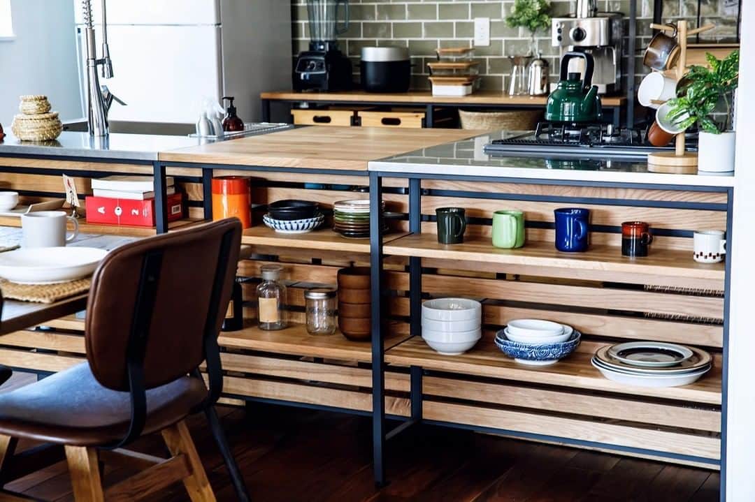 suzukuri さんのインスタグラム写真 - (suzukuri Instagram)「【GO OUTの家”Livin’ BASE”】⁠ Livin' BASEのキッチンは、裏側に収納の棚を設置する事ができます。⁠ ．⁠ カラフルな食器を置けば、空間のアクセントに。お気に入りの雑貨をおしゃれに飾ることもできます。⁠ ．⁠ 黒いメタルフレームと木材を組み合わせたシックな雰囲気のキッチンなので、どんな色にも合わせやすいLivin' BASEのキッチン。⁠ ．⁠ 好きな雑貨や食器をきれいに飾れば、いつもの台所仕事ももっと楽しくできそうですね。．⁠ ．⁠ ▶GO OUTがつくる家は基地のような家。⁠ Livin' BASEの詳細・資料請求はプロフィールリンクから。⁠ →@suzukuri.official⁠⁠ ･⁠ ･⁠ #goout⁣ #livinbase ⁣#リヴィンベース⁣ #基地⁣ #base ⁣#DJブース #ホームパーティ⁣#リビング #インダストリアルテイスト ⁣#ヴィンテージテイスト⁣ #男前インテリア⁣ #暮らしのアイデア⁣ #暮らしを楽しむ⁣ #新モデル #企画住宅 #規格住宅 #家づくり #マイホーム #マイホーム計画中 #新築 #一戸建て #住宅 #住まい #暮らし #ライフスタイル #間取り #suzukuri #趣味部屋 #キッチン #キッチン収納」6月8日 12時00分 - suzukuri.official