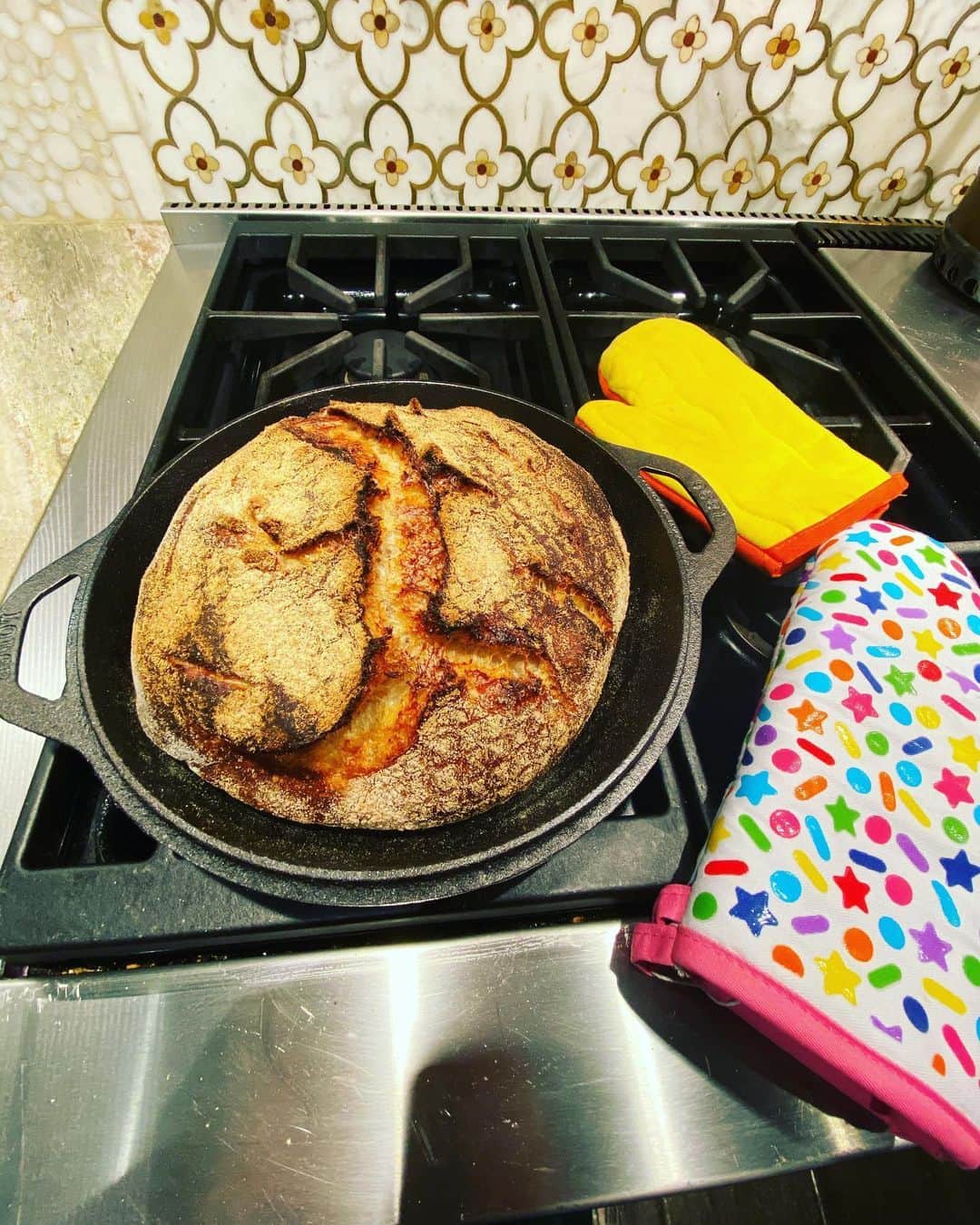 P!nk（ピンク）さんのインスタグラム写真 - (P!nk（ピンク）Instagram)「When kids take your oven mitts, then you take theirs #sourdough」6月8日 12時10分 - pink