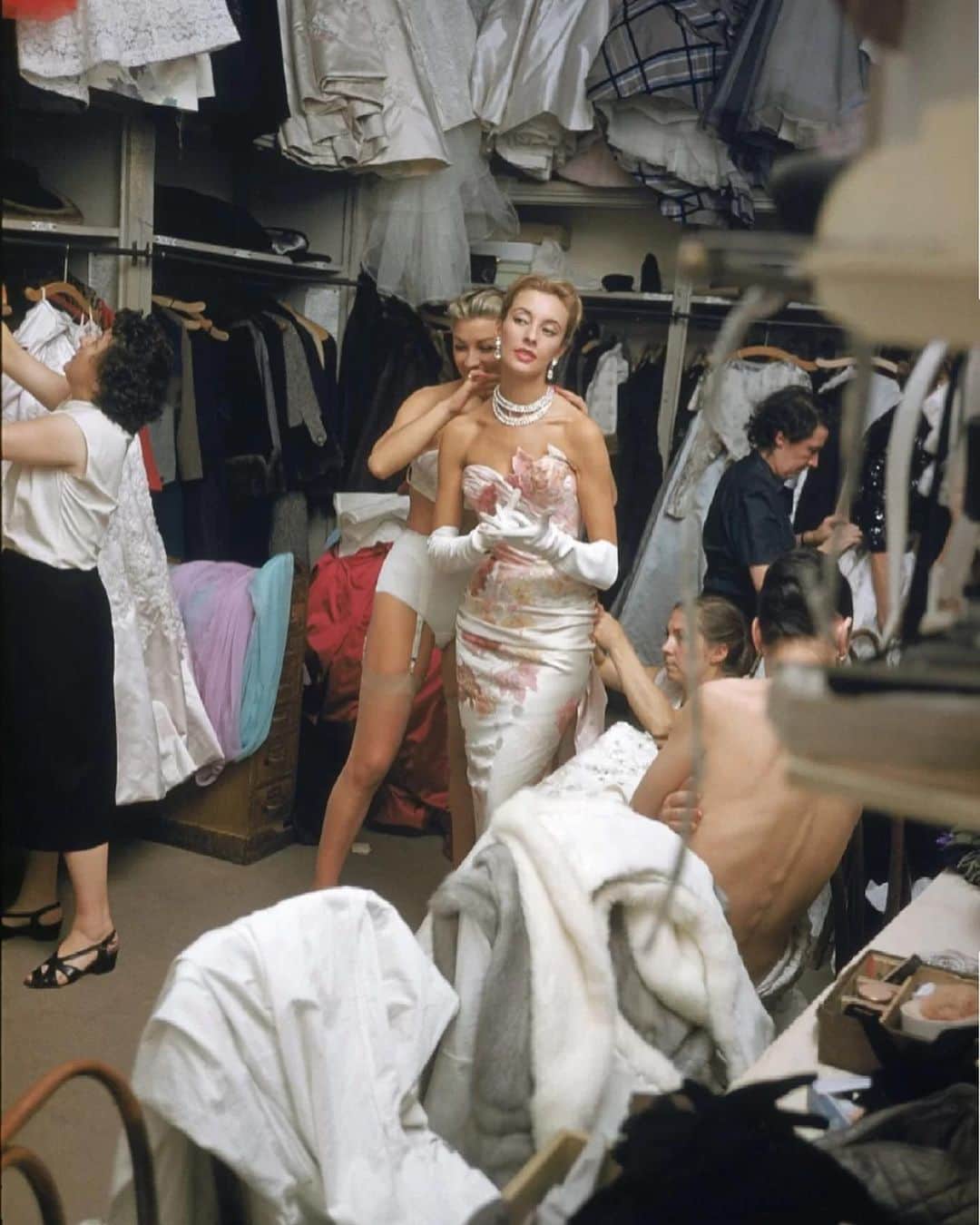 Abby Chenのインスタグラム：「1950s much pretty🤍 #Paris#vintage#1950」