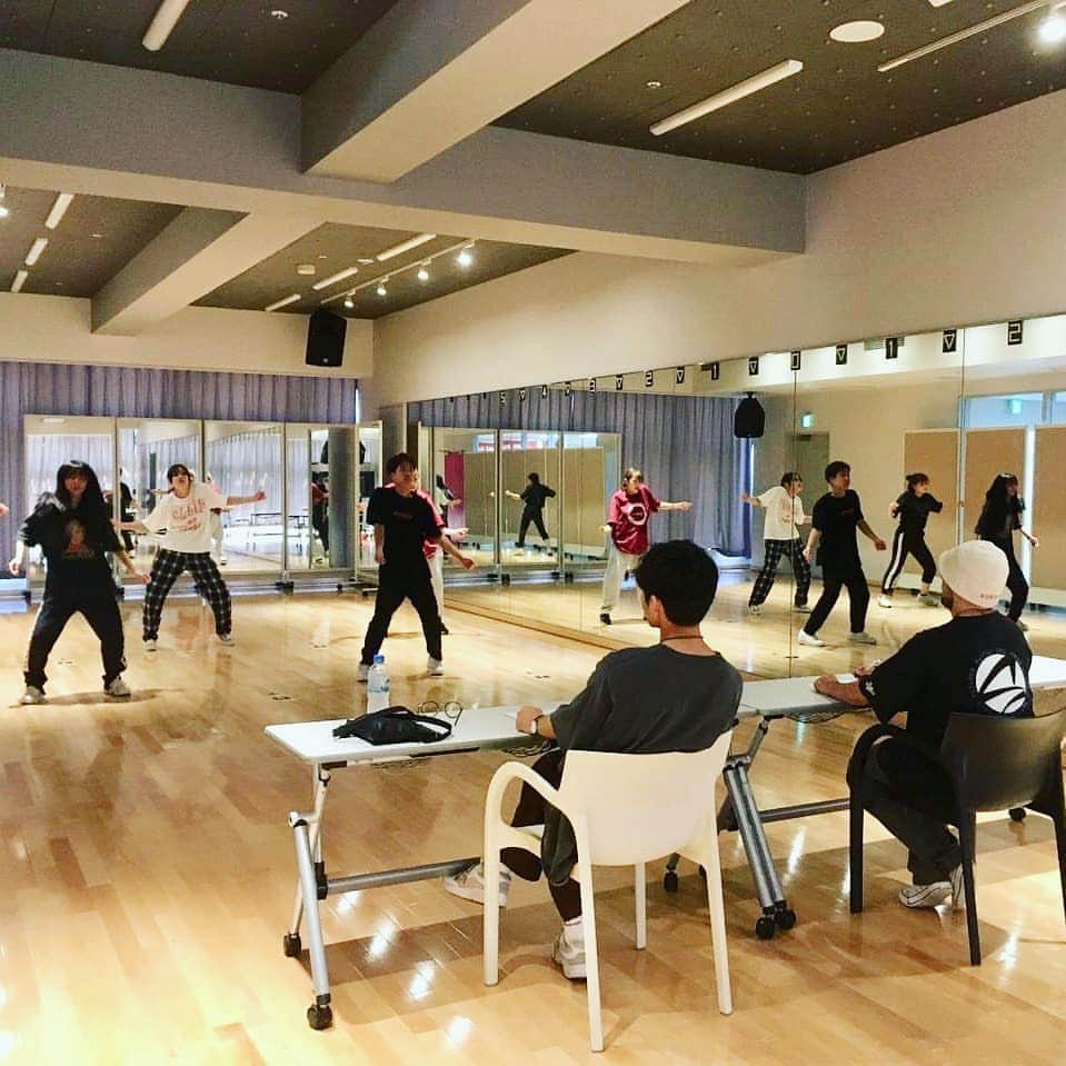 日本工学院さんのインスタグラム写真 - (日本工学院Instagram)「昨年行われた、ダンスパフォーマンス科「実技テスト」の風景😁 . HIPHOPのテストはオーディション形式で、課題のダンスを踊りました!! . 1年生が全員同じ日の同じ時間に集合し、順番に呼ばれるまでドキドキ…。 でも、一生懸命練習したおかげで、ちゃんと踊り切ることが出来ました✌ . 「#日本工学院」をチェック！！ 学生が投稿したリアルな日常風景を見ることができますよ！ . . #nihonkogakuin #専門学校 #日本工学院八王子専門学校 #日本工学院専門学校 #教職員投稿写真 #ダンスパフォーマンス科 #若きつくりびと #ダンスパフォーマンス #ダンス #ダンサー #ダンスレッスン #ダンススタジオ #hiphop #ストリートダンス #ヒップホップダンス #ヒップホップ大好き #hiphopdance #ダンス教室 #ダンス好き #ダンスイベント #踊ってみた #振り付け #踊り」6月8日 12時11分 - nihonkogakuin