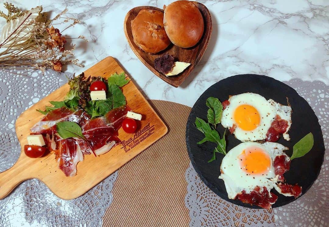 近藤夏奈のインスタグラム：「#homemadecooking﻿ ﻿ ﻿ ﻿ ﻿ いつかの朝ご飯👩‍🍳💗﻿ 今週も頑張りましょう◎﻿ ﻿ ﻿ ﻿ ﻿ #生ハムのサラダ」