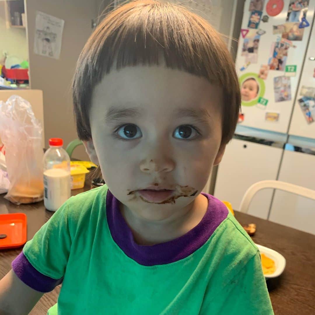 サム・ハミントンのインスタグラム：「The vegemite kid!  베지마이트 꼬마!  #vegemite #vegemitekid」