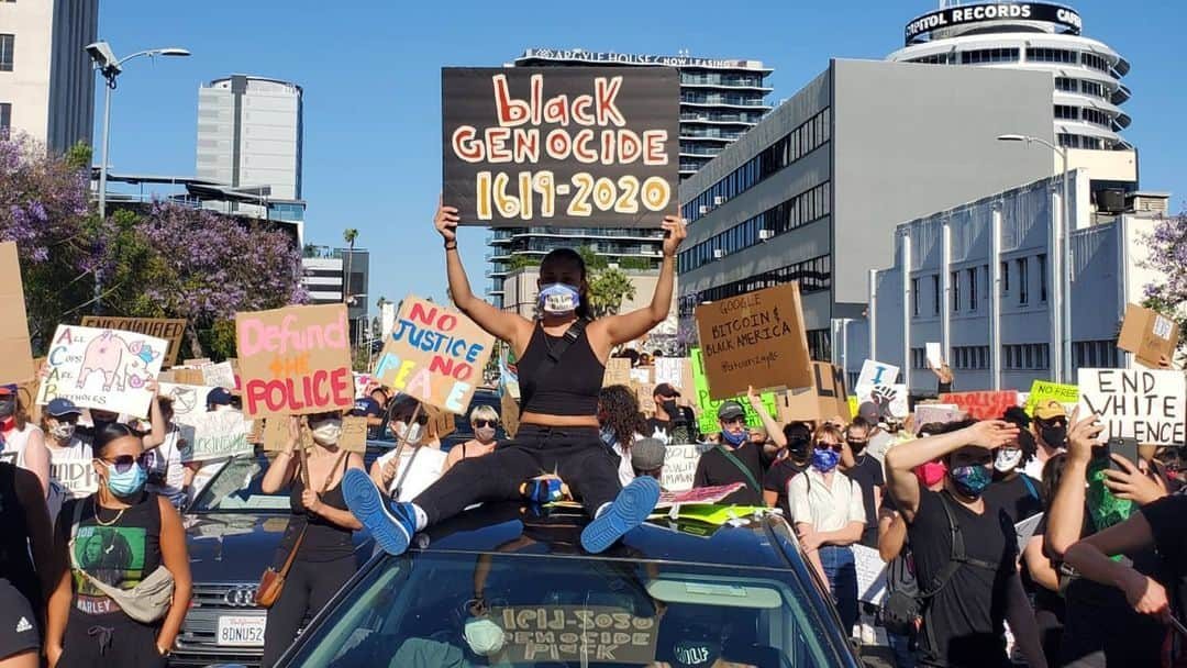 ガス・ケンワージーさんのインスタグラム写真 - (ガス・ケンワージーInstagram)「Today's protest in Hollywood, CA. Click the link in my bio to donate to @colorofchange the nation’s largest online racial justice organization, that leads campaigns to build real power for Black communities. ✊🏻✊🏼✊🏽✊🏾✊🏿」6月8日 12時21分 - guskenworthy