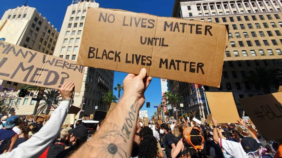 ガス・ケンワージーさんのインスタグラム写真 - (ガス・ケンワージーInstagram)「Today's protest in Hollywood, CA. Click the link in my bio to donate to @colorofchange the nation’s largest online racial justice organization, that leads campaigns to build real power for Black communities. ✊🏻✊🏼✊🏽✊🏾✊🏿」6月8日 12時21分 - guskenworthy