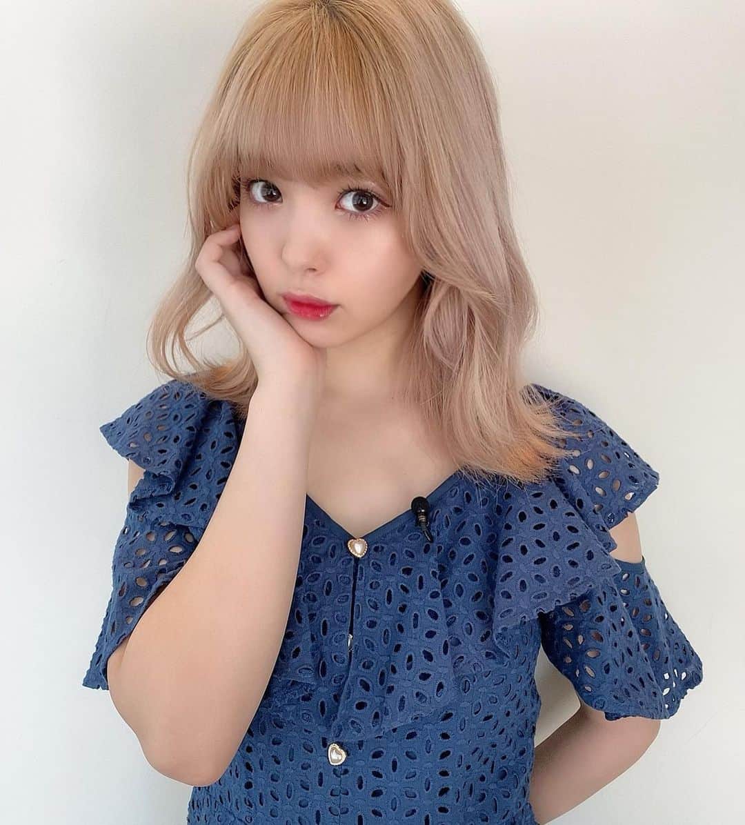 高橋有紀のインスタグラム：「久々のヒルナンデスのスタジオのにこちゃん🐇 また髪色かわってた🐇 #ヒルナンにこるん」
