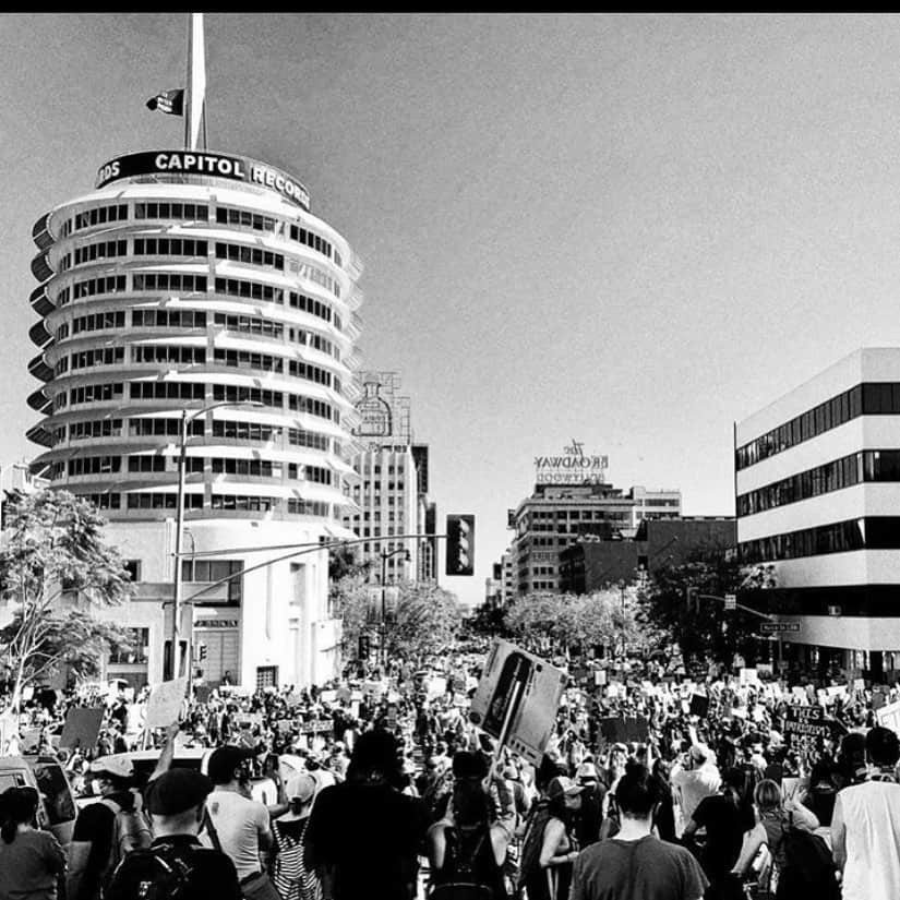 ジェシカ・ゾアのインスタグラム：「Hollywood & Vine ... I hope this spreads to every corner in every city ... #peace #love #justice #blm」