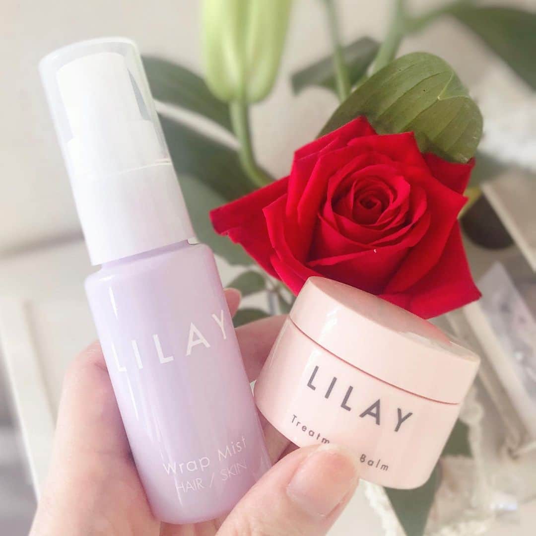 菊池かなこのインスタグラム：「. “ Treatment Balm mini “ 髪にも肌にも使えるマルチバーム ヘアワックスにもリップクリームにもハンドクリームにもなって便利🌹 . “ Wrap Mist “ 髪にも肌にも使える化粧水 夏は髪の毛も日焼けして乾燥するので、持ち歩いて出先でスプレーしたい🎶 . 両方ともラベンダーみたいなアロマの癒される香り💐 . 両方ともミニサイズで990円とお手頃価格 @kolmetokyo のサイトやAmazonなどでも販売してます🎶 . . ୨୧┈┈┈┈┈┈┈┈┈┈┈┈┈┈┈┈┈୨୧ @lilay0510 @kolmetokyo #lilay#ヘアワックス#ハンドクリーム #リップクリーム#ミスト化粧水」