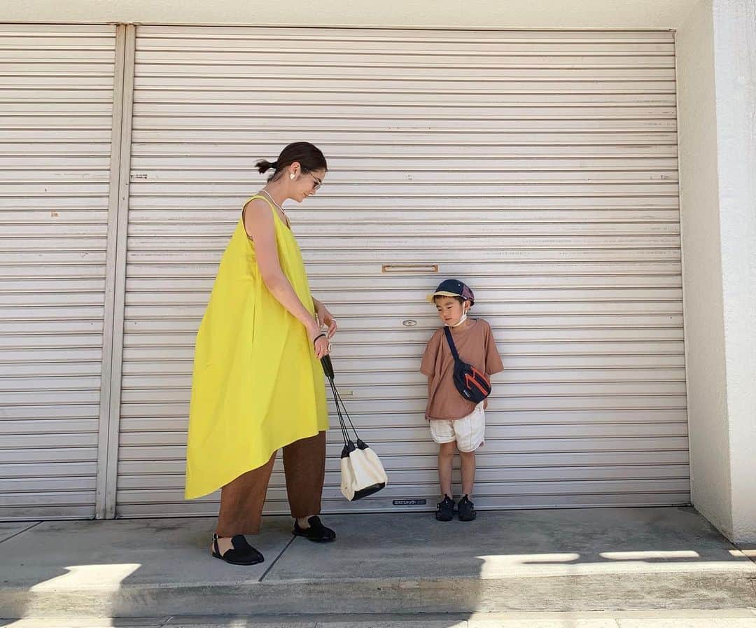 ジュジュのインスタグラム：「lime yellow🍋🌿 . ハットやビーサン等とは想像がつきやすいと思うのでっ👅 少し街着を意識してガッツリパンツ合わせを楽しみたかったから"S"sizeを着てみた♫#168cm . 少し青味のある黄色がとっても綺麗で、少し黄緑？チックです😌 . . イロで悩む方続出... . ...coming soon . 🗣世界一つまんなさそうな👦と。笑 . #mama#boysmama#girlsmmama #mamacoordinate#hrkフク #AkariH#apparel#fashion akarih#akarihchic#アカリ#AkariHapparel#アカリアパレル#2020pre ss#www.akari-h.jp」