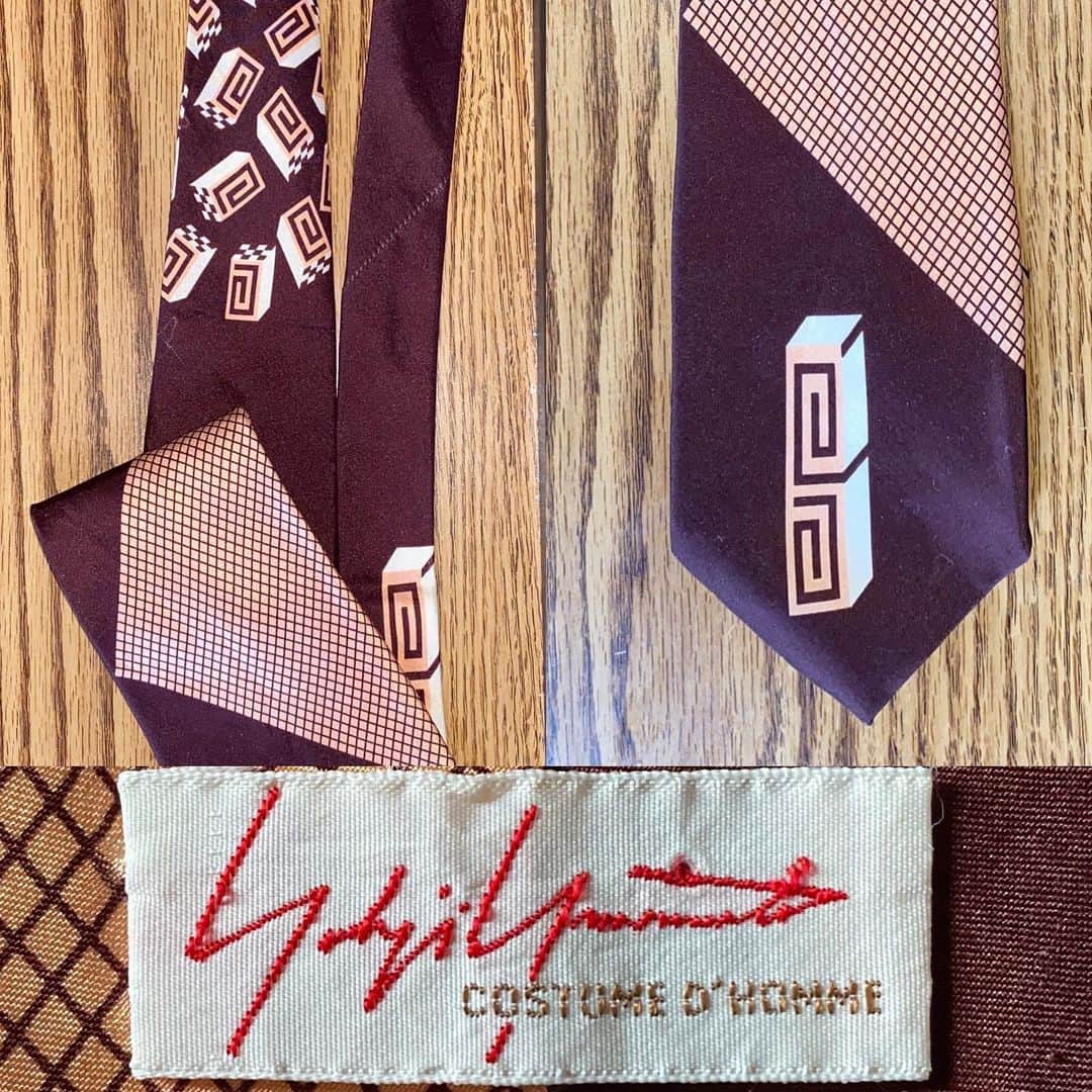 スティーヴン・フライのインスタグラム：「I will be seriously impressed if you can make out the signature on the label of this jazzy number. It looks like a 50s creation, or maybe something from an even earlier hep cat, Zoot suit age: the sort of tie Cab Calloway might have worn when young. In fact it’s the work of a hugely admired designer for men and women who debuted in his home country in the late 70s and worldwide the following decade. He acquired a name for exceptionally well wrought avant-garde boldness and a look that was as dramatic as it was uncompromising.  Strictly for the fashionistas back then. I could no more wear his clothes than I could dance for the Royal Ballet.  Our anonymous (for the time being) hero has designed for operas and movies, had a @vamuseum show dedicated to him, and been enthusiastically collected and worn by such distinguished names as @eltonjohn, Pina Bausch, @tinaturner and the great conductor/pianist @dbarenboim. Mr X’s latest venture is an all black watch for @hublot called the Big Bang, though at well north of twenty thousand poundingtons it might better be called the Big Bucks. All black is very much a signature look for this man. So much so that he was a natural choice to design the New Zealand @allblacks jerseys for last year’s Rugby World Cup.  His name is … have you deciphered it yet? One more chance. Don’t glance down…  He is … that Japanese master of line and form, the acknowledged poet of sharply tailored deconstruction – Yohji Yamamoto. His collaborations have been remarkable, with Adidas at one end at Hermès at other. He even redesigned the classic Doc Marten boot. In the 2000s male and female models had worn the originals on his runway, so it seemed fitting for him to add his own flash of nonconformist style to that great British staple.  As for this addition to the #fryties collection … well it’s a jazzy snazzy dude that seems to demand untipped cigarettes and Brylcreemed hair: zoweee, tsssss, hot-diggedy, pow!」