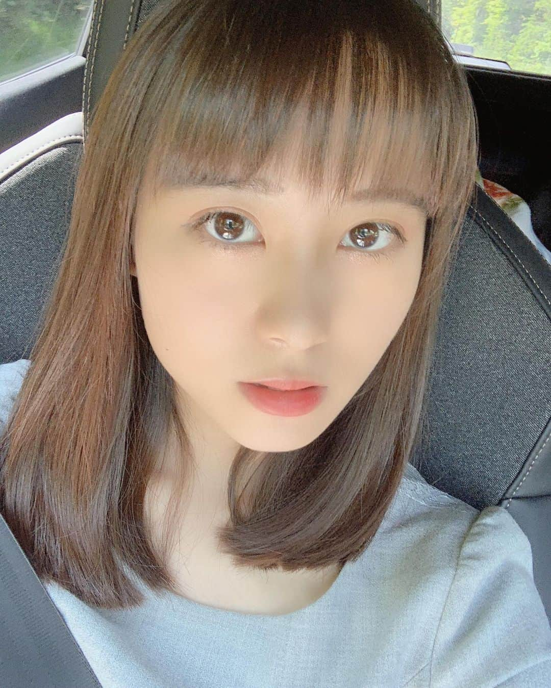 上野瑚子のインスタグラム：「ドライヤーが面倒すぎて髪を25センチ切っちゃった✂️ 母にはロングの方が良かったのでは？と言われるけど、このご時世どうせあんまり人と会わないし可愛さより楽さを優先。 . . . 女が目立ってなぜイケナイの頃のえりりんぐらいの髪型に次はしてみたいなって思うけど、顔が違うんで参考にならんね😢😢😢 . . . #ボブ #ロブ #ボブアレンジ #ボブヘアー #ボブヘア #ロブ #ロブヘア #茶髪ボブ #自撮り #自撮り女子 #ぱっつん #ぱっつんボブ #ぱっつん前髪 #soda #ビジョビ　#天使と女神のハーフ #美女navi #ビジョフォ #ビジョラダ #美人名鑑　#美女ふぁいる #ビジョグラム #ビジョビジョ #美女の宅急便 #被写体 #読モ #サロモ #サロンモデル #フリーモデル #インスタグラマー #ol」