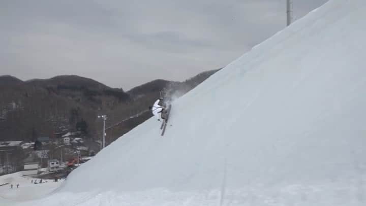 のインスタグラム：「【丸み】 エッジレススキー edge less ski ⛷ 全てのエッジを取り除いたスキーは気持ちが良い頑張らないライディングになるねぇ。気持ちいい。  そしてコレからは 夏が来て秋が来て冬が来て春から夏。四季折々の楽しみ方が兎に角素晴らしい日本ですね。さぁ夏です。良い国だと思うんです 🎥 @kazu_morishima」