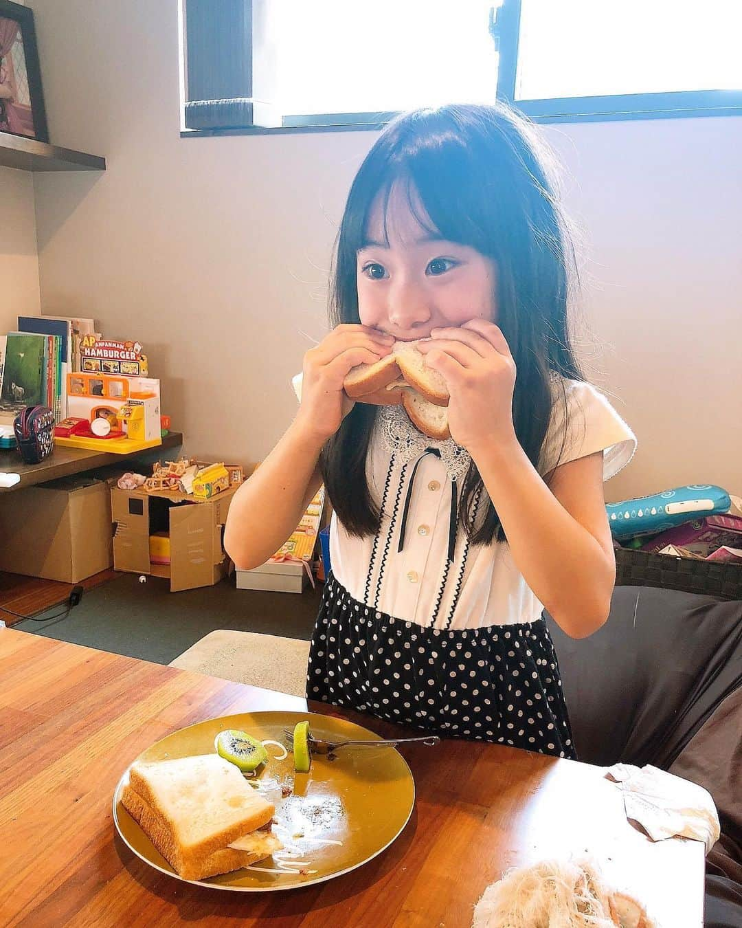 みきママさんのインスタグラム写真 - (みきママInstagram)「【即席ハンバーガーです〜！！】﻿ ﻿ ﻿ ﻿ ﻿ ﻿ 杏ちゃん「ハンバーガーが食べたい！！」ってさ。バンズもないし、ハンバーグも面倒くさいよ〜。﻿ ﻿ ﻿ ﻿ ﻿ ﻿ ﻿ よ〜し、バンズの代わりに食パン、ハンバーグは玉ねぎなしで、ひき肉を潰して焼き固めよう！！﻿ ﻿ ﻿ ﻿ ﻿ ﻿ ﻿ おお、ハンバーガーなんとかできたね！！﻿ ﻿ ﻿ ﻿ ﻿ ﻿ ﻿ ﻿ ﻿ すると、中学校から帰ってきたれんちび「こういう（暑い）日はそうめんでしょ？」ってさ。食欲ないって。﻿ ﻿ ﻿ ﻿ ﻿ ﻿ ﻿ ﻿ ﻿ れんちび「今日は係決めしてさ、黒板係になった。」ってさ。﻿ ﻿ ﻿ ﻿ ﻿ ﻿ ﻿ ﻿ ﻿ そこで、私「友達はできた？」って聞いたら、﻿ ﻿ ﻿ ﻿ ﻿ ﻿ ﻿ ﻿ ﻿ れんちび「みんな喋ってないし、そういう空気じゃない。」ってさ。真面目だな。﻿ ﻿ ﻿ ﻿ ﻿ ﻿ ﻿ ﻿ ﻿ 私「フルーツバスケットやったらどう？」って言ったら、﻿ ﻿ ﻿ ﻿ ﻿ ﻿ ﻿ ﻿ れんちび「きっしょ。」ってさ。気持ち悪いって。﻿ ﻿ ﻿ ﻿ ﻿ ﻿ ﻿ #みきママ #ハンバーガー #即席 #娘 #humberger ﻿」6月8日 12時57分 - mikimama_official