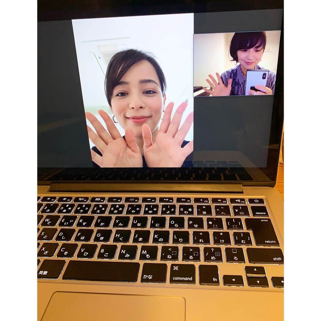 熊木杏里のインスタグラム：「HBCラジオ「夢のある喫茶店」 今週、6月2週目は 加藤ローサちゃんがリモートで ご来店です〜☕️ お話し出来て嬉しかったな。 ありがとうございました。  2008年、映画「天国はまだ遠く」 で、ローサちゃんが主演で、私は 「こと」という曲でご一緒し 度々、長澤雅彦監督たちに混ざってお会いしていたのですが、きちんとお話しするのは初めてでした。 日々のお話しを伺いました。 是非お楽しみに✨  #加藤ローサさん」