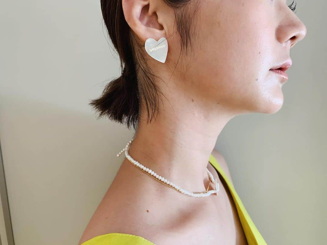 ジュジュのインスタグラム：「今日もset着け🤍 . ナチュラル素材を使ってるから、爽やかに着けれるハート。 . ...♡♡♡ . ...coming soon. . ✔︎pierce ✔︎earring . #AkariH#accessory#costumeaccessory#fashion#アクセサリー#アクセ#大振りアクセサリー#jewelry#ジュエリー#pierce#earring#ring#bracelet akarih#akarihchic#アカリ#アカリチック#Akarih#アカリ #2020ss#ss collection#www.akari-h.jp#hrkフク」