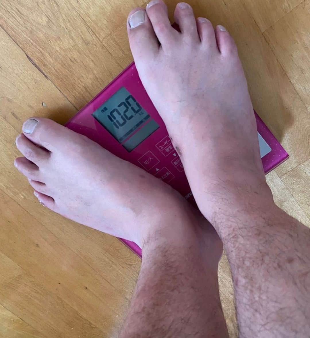椿鬼奴さんのインスタグラム写真 - (椿鬼奴Instagram)「もう痩せちゃったよ、と言うので体重計に乗せた。 #人は100キロ超えるとこうなる  #グランジ大 @satodaidaidai」6月8日 13時14分 - tsubakioniyakko