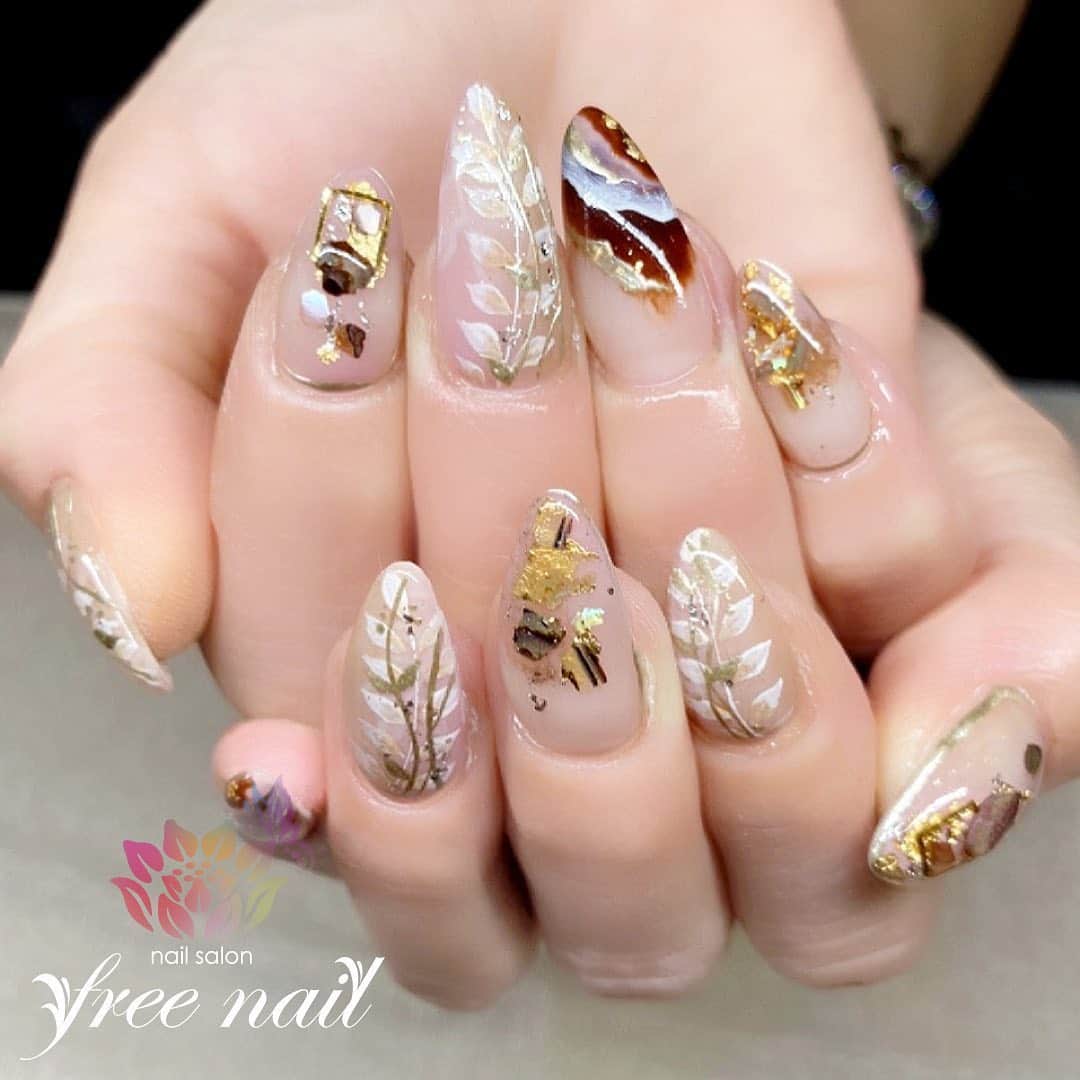 free nail フリーネイルのインスタグラム：「. お客様ネイル💅🏻🦋✨ . ボタニカルニュアンスネイル🌿✨ . 大人ロング🌜✨ . ご来店ありがとうございました🙇🏻‍♀️🙇🏻‍♀️🙇🏻‍♀️💗 . #ネイルアート #ジェルネイル #ネイルサロン #大阪ネイルサロン #ネイルデザイン #ネイルチェンジ #ボタニカルネイル #ニュアンスネイル #べっ甲ネイル #天然石ネイル #クリアネイル #ベージュネイル #デザインネイル #トレンドネイル #シンプルネイル #大人ネイル #ロングネイル #夏ネイル #summernails #nailsart #nailsdid #美甲 #日式美甲 #日式美甲胶 #日本美甲师 #日本美甲老师 #美甲上课 #日本胶 #フリーネイル #freenail」