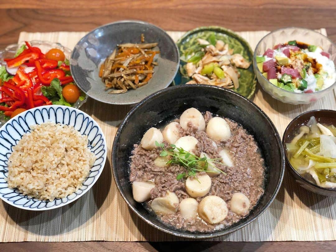 西木恵美里のインスタグラム：「きのうの🌙  #里芋ひき肉あんかけ #野菜サラダ #かぶときのこのお味噌汁  #きんぴらごぼう #マグロアボカドオクラとろろ #ささみとネギの炒め物  #玄米」