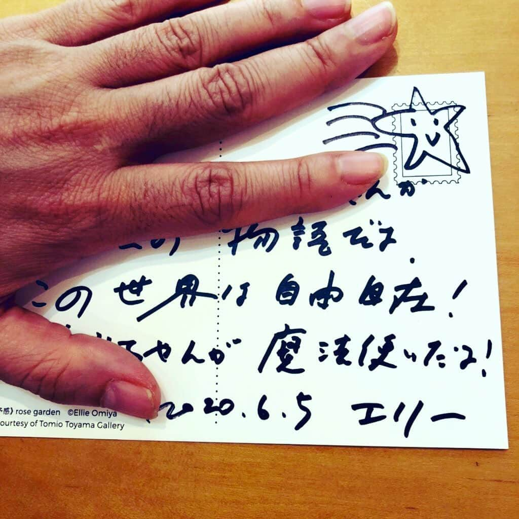 大宮エリーさんのインスタグラム写真 - (大宮エリーInstagram)「‪たくさんリクエストありがとう💫‬裏側にこの言葉を！とか名前入りをここにとか😚励ましてとか元気になることばをとかね。みんなの想いや近況がわかりこういう交流楽しかった。通院中のかたも数名いてカバンとしてお供できるのは光栄です。昨日メッセージキャンペーン終了しました💐ありがとう。‬またね😊 #アート #エコバッグ #スマホケース #新しい交流 #ありがとう」6月8日 13時31分 - ellie_omiya