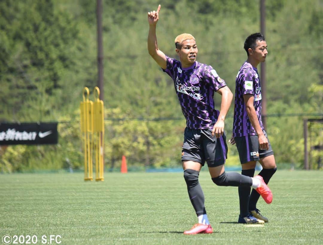 サンフレッチェ広島さんのインスタグラム写真 - (サンフレッチェ広島Instagram)「2連休が明け、トレーニングを再開❗️ 暑い気候にも負けず、集中して取り組みました💪💪 #佐々木翔 選手 #野津田岳人 選手 #ハイネル 選手 #永井龍 選手 #ドウグラス・ヴィエイラ 選手 #鮎川峻 選手 #青山敏弘 選手 #清水航平 選手 #エゼキエウ 選手 #林卓人 選手 #sanfrecce #積攻 #広報カメラ」6月8日 13時44分 - sanfrecce.official