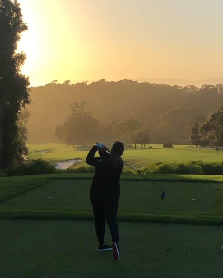 リセット・サラスのインスタグラム：「When you're itching to get out to play... it doesn't matter what time you start. Late late round/lesson with @gorms9 Chilly and breezy but we didn't care 🖤 #SundayBlack」