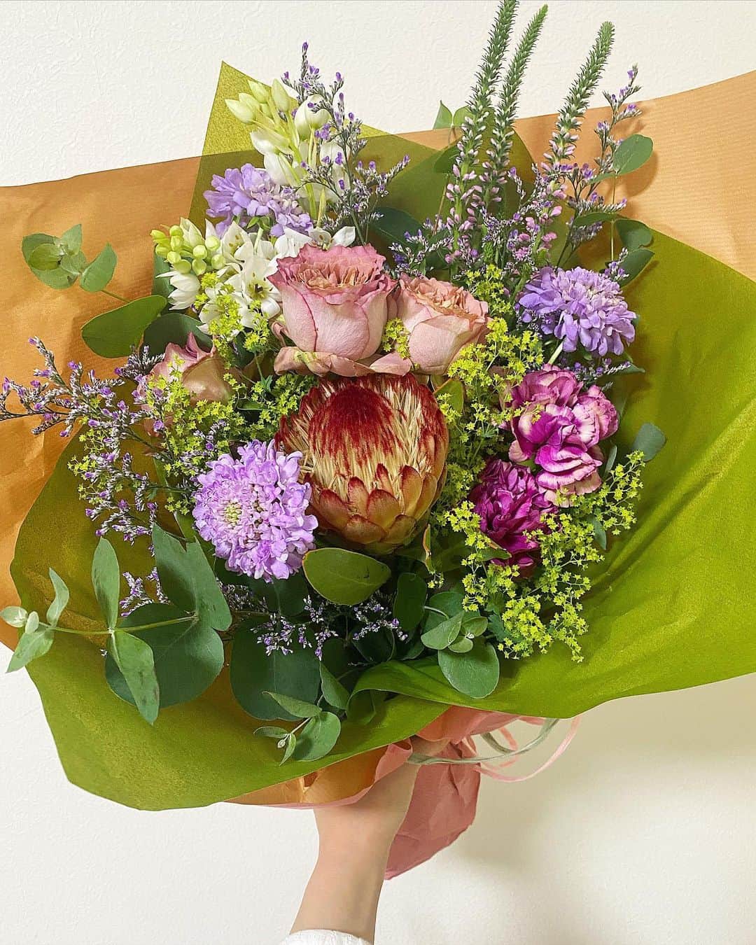大槻瞳さんのインスタグラム写真 - (大槻瞳Instagram)「Getting a bouquet from someone makes an ordinary day special.  #bouquet #flowers #weekend」6月8日 13時52分 - hitomi_otsuki_55