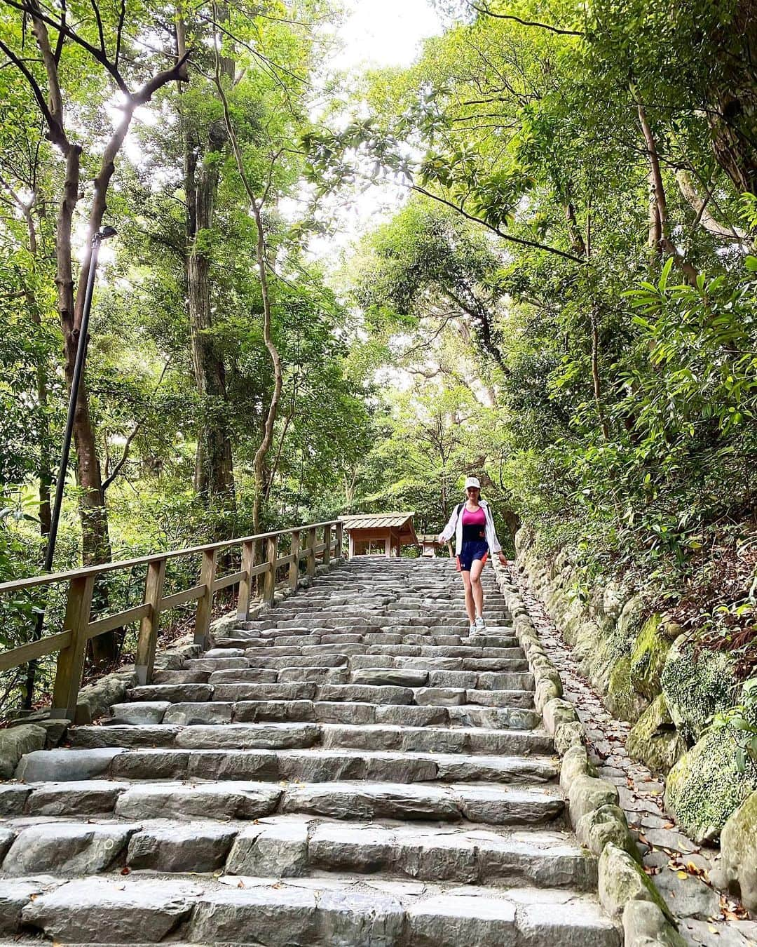 遊海 Yuumiさんのインスタグラム写真 - (遊海 YuumiInstagram)「My challenge ❤️🌍 10km for 30days ! Please donate to help the rangers who protect the endangered animals in @virunganationalpark link in in my bio 🦍 my route is to walk and run the two biggest shrine in Japan #isejingu to pray for world peace ❤️ ヴェルンガレンジャーチャレンジ！1日10km30日間プロフィールにリンクがあります！絶滅動物を守るレンジャーさん達がコロナとエボラで苦しんでます、メディカルセンターを作るために寄付お願いします！🌍❤️ ランニングコースは伊勢神宮の外宮から内宮まで！世界平和を祈って毎日10km頑張ります❤️ #virungarangerchallenge @virunganationalpark #virunganationalpark #isejingu #japan」6月8日 13時48分 - yuumi_kato