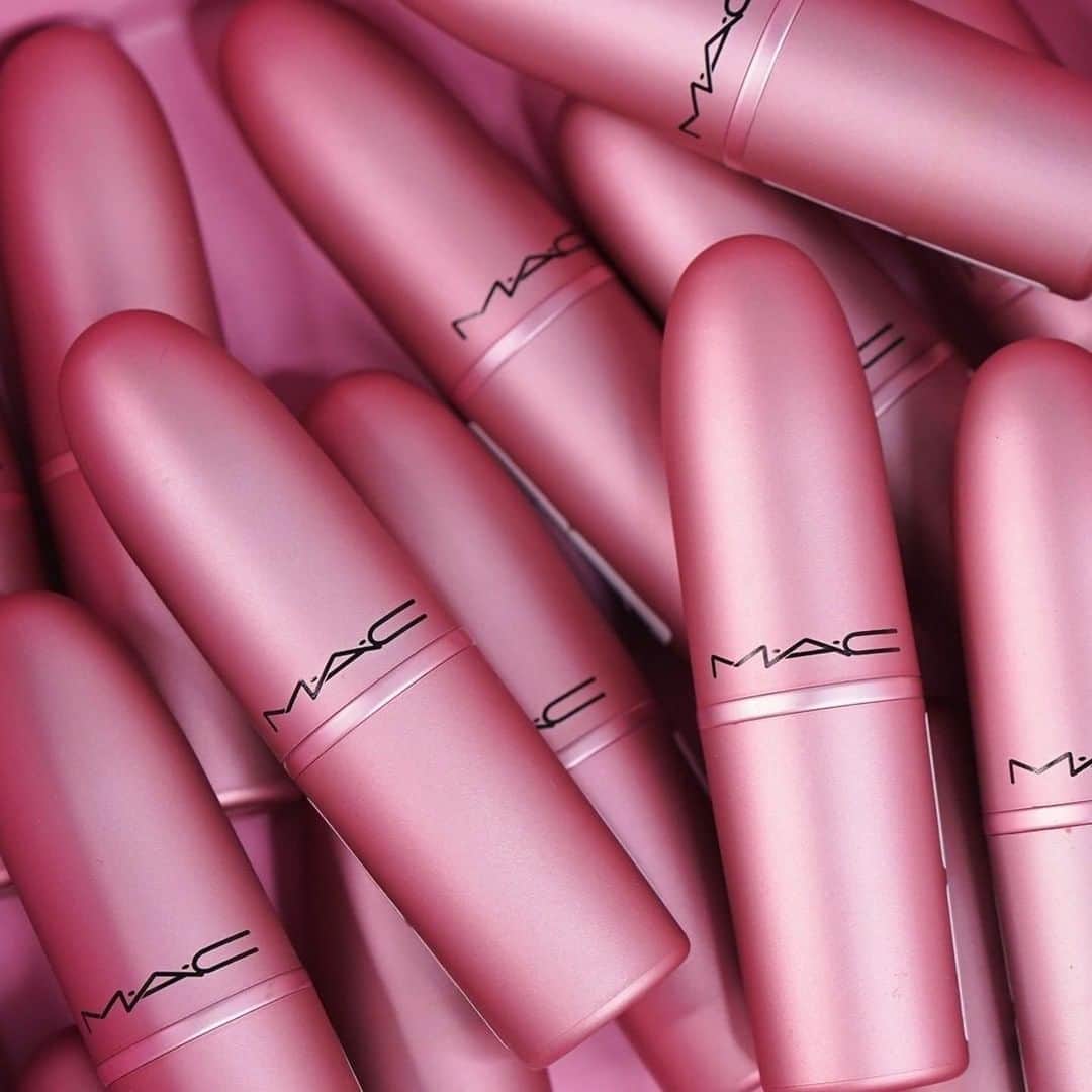 M∙A∙C Cosmetics Japanのインスタグラム：「【本日M･A･C公式ショップ 楽天市場店再入荷】 #MACペタルパワー コレクションが公式オンラインショップと公式ショップ 楽天市場店に再入荷中✨ ㅤ 人気のリップスティック3色はメタリックピンクのパッケージに💄カラーはスワイプしてチェック👉  ㅤ 2枚目: クレーヴィング 3枚目: シー シアー 4枚目: スキュー ㅤㅤ #MACPetalPower#MACCosmeticsJapan#MACCosmetics#MAC#MACコスメ#メイク好き#デパコス#新作コスメ#限定コスメ#春メイク#血色感#血色メイク#抜け感メイク#抜け感#コスメ記録#コスメマニア#艶肌メイク#マックコスメ#限定コスメ#ハイライト#夏メイク#ピンクメイク#口紅#MACリップ#リップメイク#リップ好き#夏メイク#ピンクリップ」