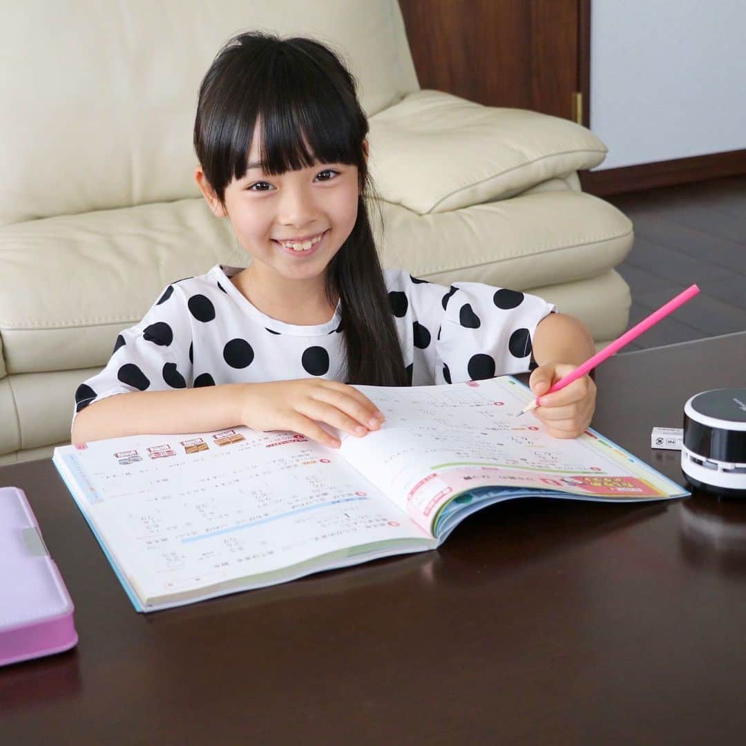 Akiのインスタグラム：「6/8 ・ 学校が始まって 1週間経ちましたね🏫 ・ 学校はどうですか 楽しんでますか👦🏻👧🏻 ・ ・ うちの子は 近所に住む上級生のお姉さんに ・ 👧🏻「お友達になろう！」 ・ とナンパしたそうで ・ ・ その日以来 毎日一緒に登校しています😌 ・ #陽キャかよ ・ ・ ・ 学校が始まって1番気になるのが 授業の遅れ📚 ・ 2年生になって 特に算数は急に難しくなるので ・ ついていけるか母ちゃん心配😩 ・ ・ そんな不安な毎日に ・ 新興出版社の 【教科書ぴったりトレーニング】 ・ ・ 名前の通り 教科書の内容にぴったり沿ったドリルで ・ この1冊をちゃんとやり込めば 教科書をしっかり理解出来る☺️👌 ・ ・ 解き方も丁寧に書いてあるので ・ すぐ怒っちゃう母ちゃんも これなら冷静に教えられそう👩🏻‍🏫 ・ ・ 授業のスピードがこれからどうなっていくのか 不安は尽きないけど ・ 自宅学習にとってもオススメです📖 ・ ・ ・ ・ https://www.mama-no-wa.jp/  @mamano.wa  @ouchi_lesson ・ ・ #教科書ぴったりトレーニング#新興出版社#家庭学習#教科書#小学校#勉強垢#PR」