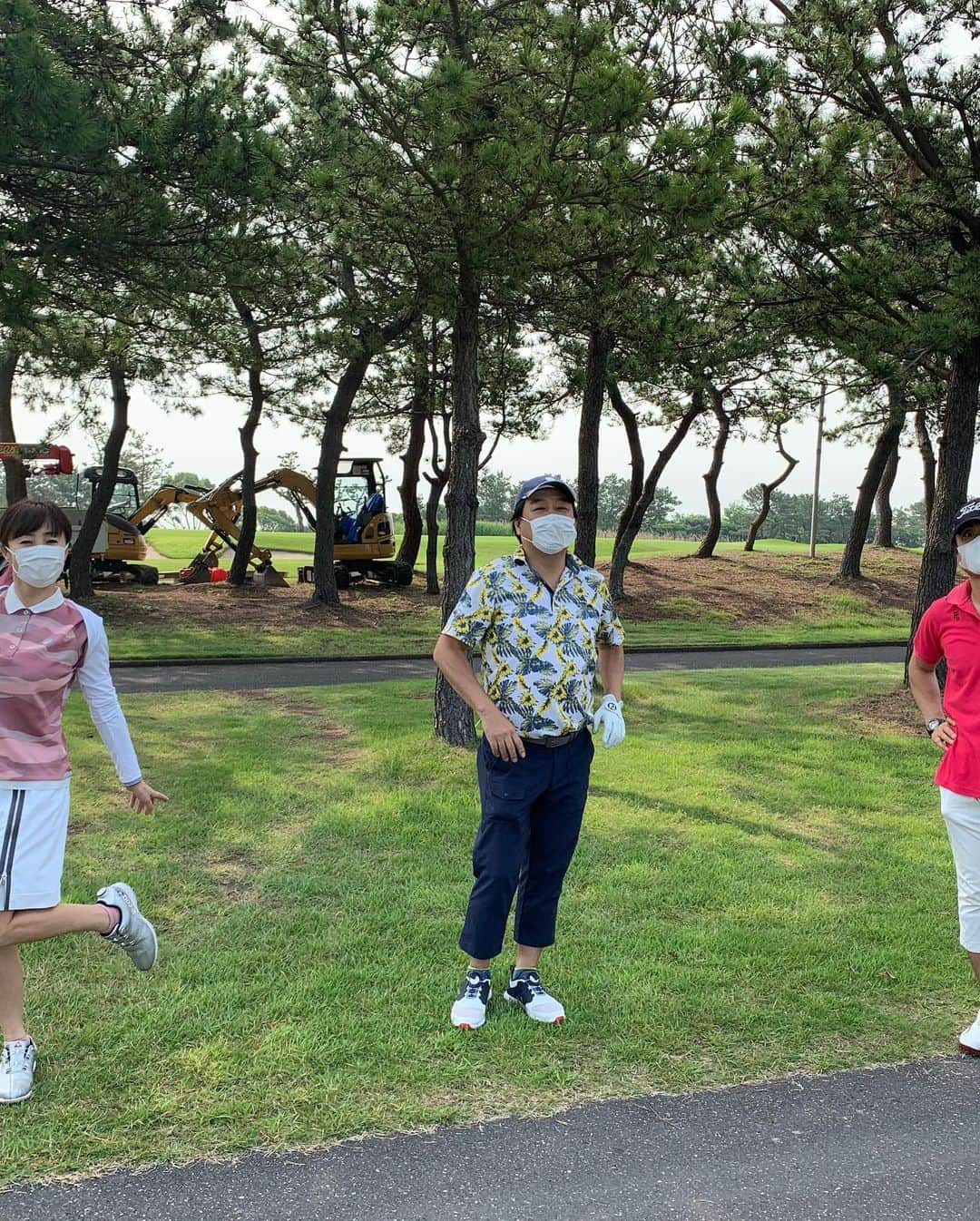 橋本志穂さんのインスタグラム写真 - (橋本志穂Instagram)「2ヵ月半ぶりのゴルフ⛳️ 県またぎの移動を避けて、 東京都内のゴルフ場でのプレイで感染防止につとめます❣️ 若洲に行くことができました。 #ゴルフウェア は #ランバンスポール 春の桜🌸ゴルフにおろしたかった今シーズンのポロ。 コロナでコンペをいくつもキャンセルして、、、 やっと袖を通すことができました。 スカートはタイトだけど ファスナースリットがあって動きやすいしオシャレなの❣️ ソーシャルディスタンスでスタート❣️ 前半はマスクしてプレイしましたが、 フェアウェイに出ると 密になることはないですし、、 カートに乗らず、とにかく歩く‼️ でも、、ゴルフどころか 買い物は半月に一度だし、 ヌーイの散歩は夫が言ってくれるし ほとんど靴履いて外を歩くことがなかったので 後半は脚が痛くて。。。 18ホール目は グリーンに乗せて、ほんの30ヤードくらいを歩けず〜 カートに乗ってしまいました。 これじゃぁいかん‼️ ゴルフ🏌️‍♀️また頑張らでばー」6月8日 14時11分 - shihohashimoto3