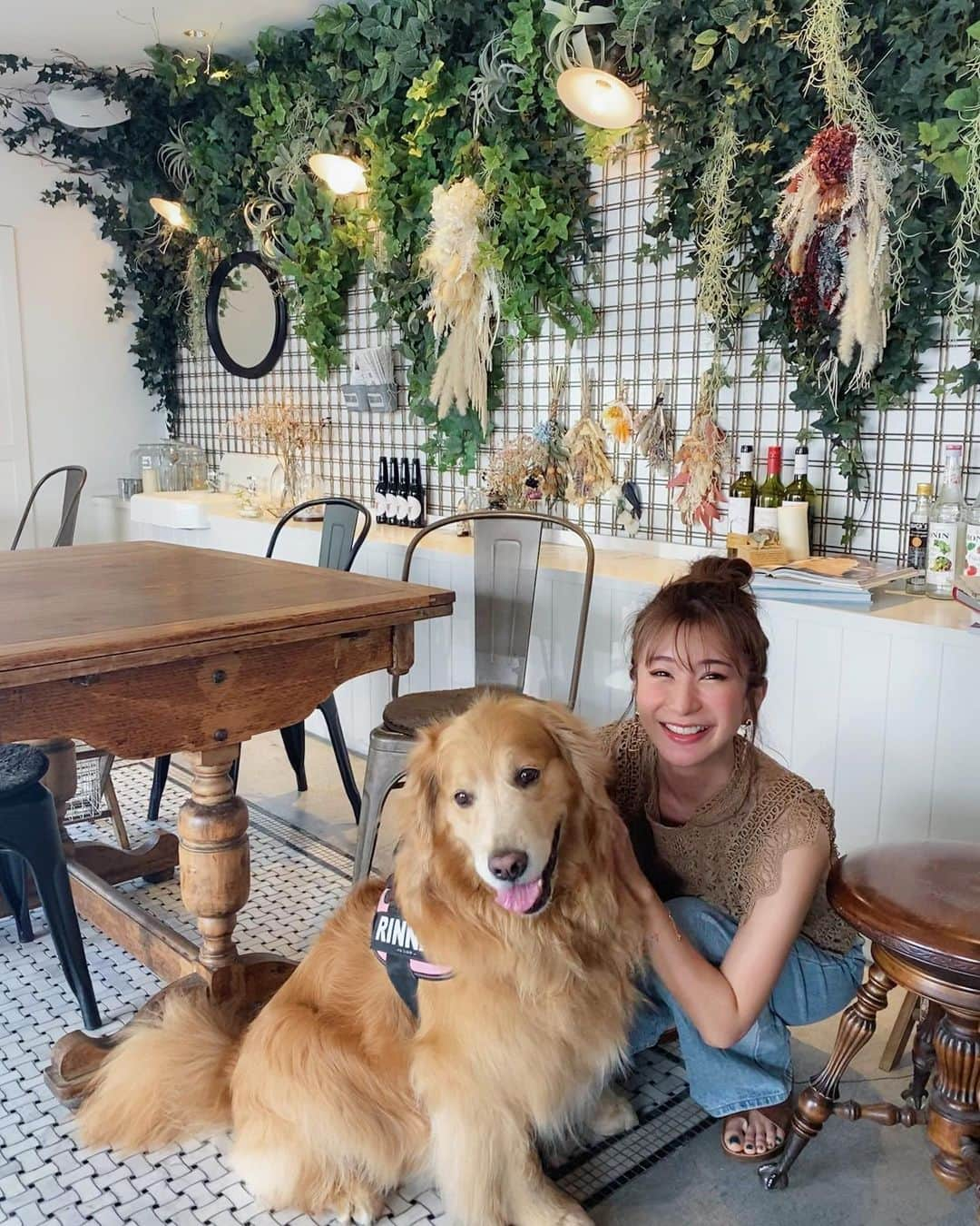 中村江莉香さんのインスタグラム写真 - (中村江莉香Instagram)「#赤坂カフェ 🥰☕️🧁 #外出自粛中 に見つけて絶対来たい〜って思ってたcafe @cafesansnom_akasaka ☕️ここの#バスクチーズケーキ は日本一と噂をかぎつけ...💕💕もうね、ほんっと絶品。たまらなく美味しい...😭🥶🤤 #米粉使用 #グルテンフリー だよ🍳🧀 cafeの雰囲気は店主さんのオーラと同じく優しくて温かいの🌱☘ お店に来られるお客様が素敵な方ばかりでお話も弾みました🐶🦮素敵な出会い💓 写真も撮らせて頂きました😂💕ありがとうございます🦮✨🐶(なんてアットホームなの😭💕) わんちゃんたちに癒された〜😍♡ ・ 六本木のミッドタウン裏、赤坂の住宅地にひっそりと佇む#隠れ家カフェ ㊙️🤫 ２時間以上滞在したのはここだけの話🤫🤫笑💕 #オシャカフェ巡り #赤坂 #六本木 #可愛いカフェ #コーヒーの美味しいカフェ #ワンチャンに優しいお店 #素敵なカフェ #バスクチーズケーキ🧀 #美味しいコーヒー #港区カフェ #cafesansnom #cafesansnomakasaka #一人カフェ #一人カフェ巡リ #ひとカフェ #手作りケーキ #のんびりできるカフェ #テラス席あり #三密対策 #オープンカフェ #絶対また行く #幸せ時間 #素敵な出会いに感謝 #カフェスタグラム Casting By @woomy.restaurant」6月8日 14時14分 - erica_nakamura